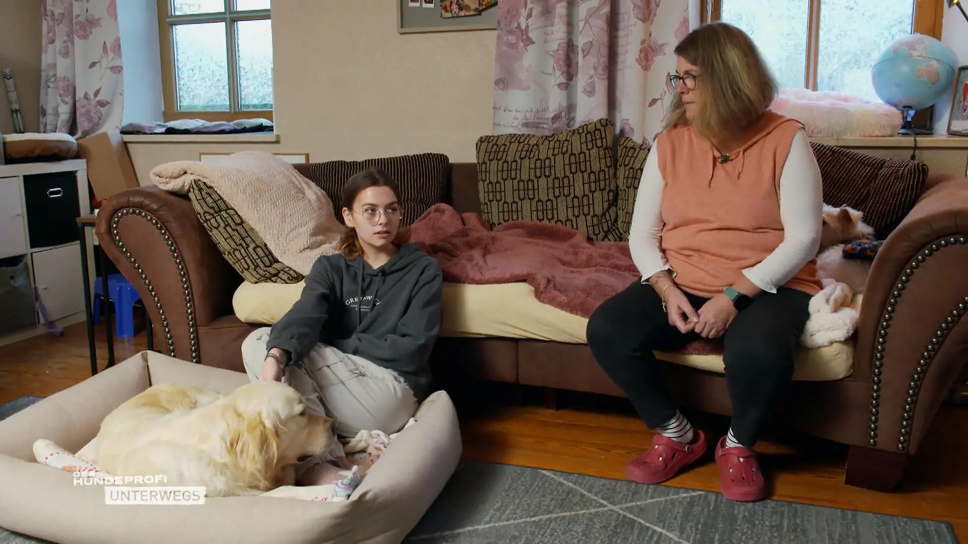 Hund Chap und Annika helfen sich gegenseitig Positive Entwicklung