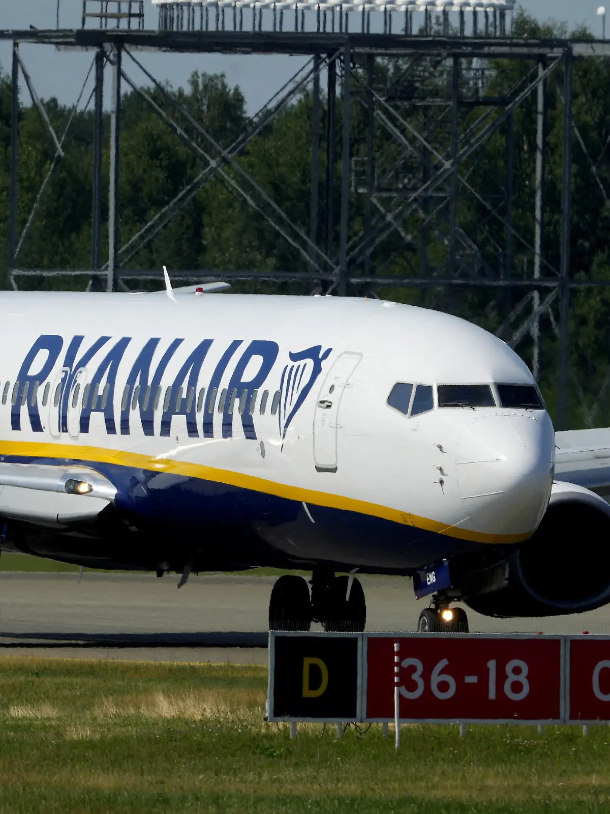 FILE PHOTO: Ryanair aircraft Boeing 737-8AS lands at Riga International Airport, Latvia July 21, 2022. REUTERS/Ints Kalnins/File Photo