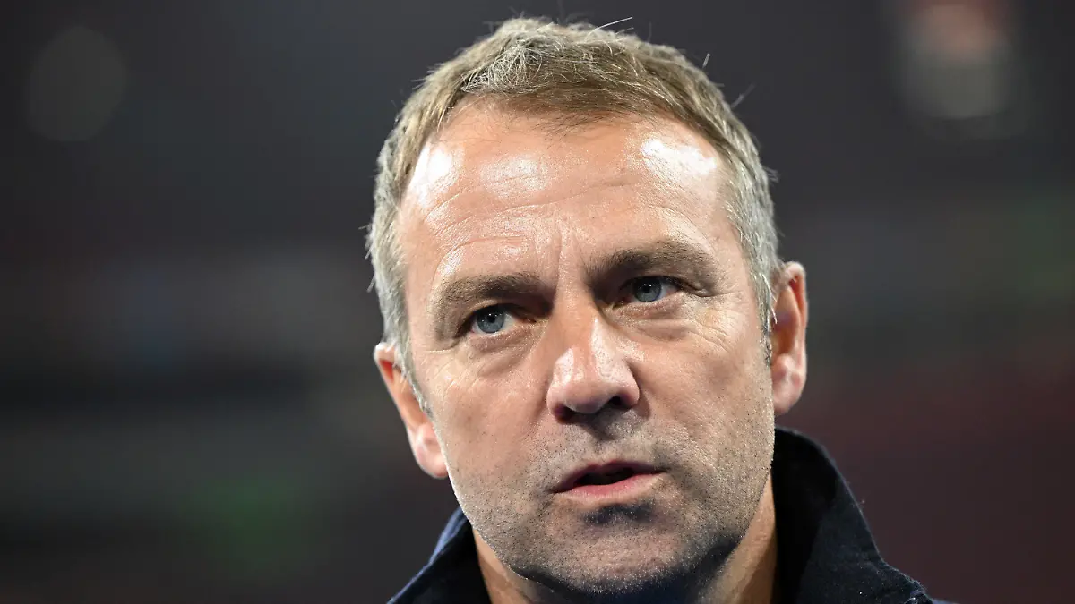 ARCHIV - 29.03.2022, Niederlande, Amsterdam: Hansi Flick, Fußball-Bundestrainer, während eines Interviews fvr einem Spiel zwischen Deutschland und den Niederlanden. (zu dpa «Flick bremst bei WM-Teilnahme von Talent Wirtz: Kein Risiko eingehen») Foto: Federico Gambarini/dpa +++ dpa-Bildfunk +++