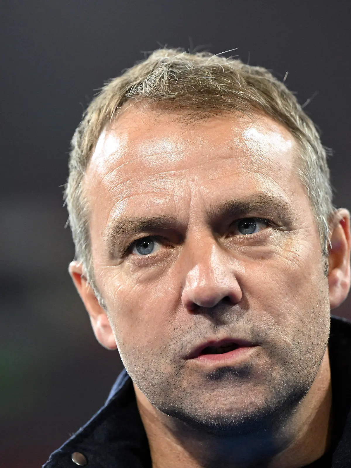 ARCHIV - 29.03.2022, Niederlande, Amsterdam: Hansi Flick, Fußball-Bundestrainer, während eines Interviews fvr einem Spiel zwischen Deutschland und den Niederlanden. (zu dpa «Flick bremst bei WM-Teilnahme von Talent Wirtz: Kein Risiko eingehen») Foto: Federico Gambarini/dpa +++ dpa-Bildfunk +++