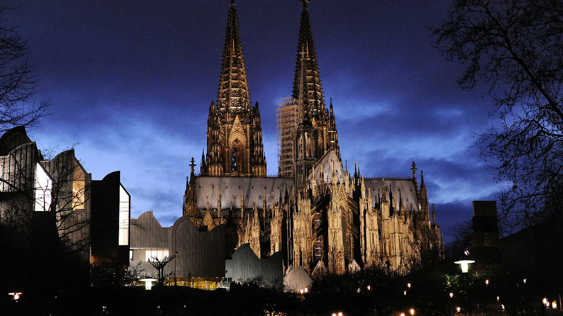 ARCHIV - Der Kölner Dom, aufgenommen bei Nacht mit dem Museum Ludwig am 27.11.2009. Falls die anti-islamische «Pegida-Bewegung» am kommenden Montag in Köln demonstrieren sollte, bleiben am Dom die Lichter aus. «Die Hohe Domkirche möchte keine Kulisse für diese Demonstration bieten», sagte Dompropst Norbert Feldhoff am Dienstag laut einer Mitteilung des Erzbistums Köln  Foto: Oliver Berg dpa/lnw +++(c) dpa - Bildfunk+++