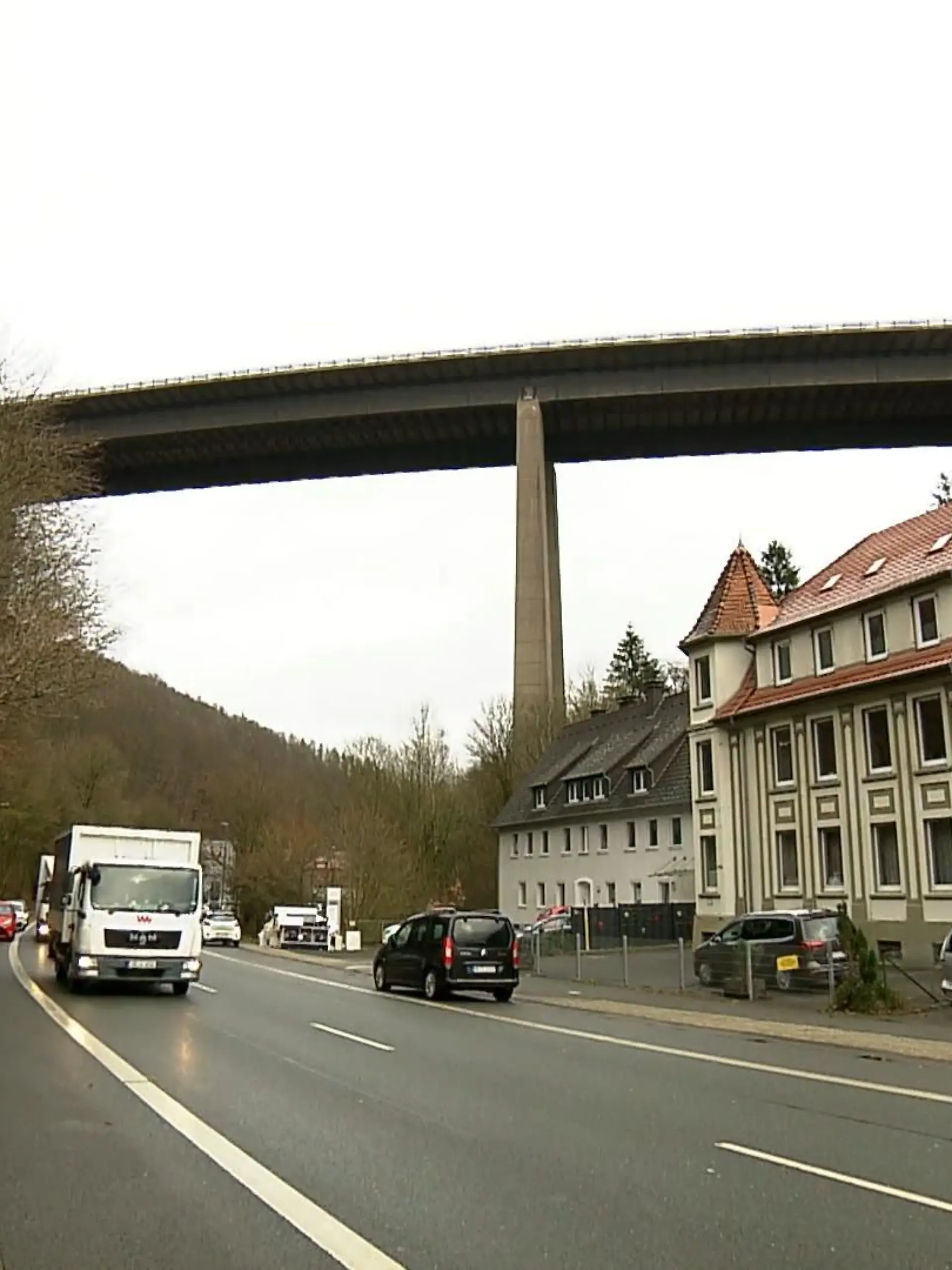 Bild zu: "Verkehrsminister an Brücke"