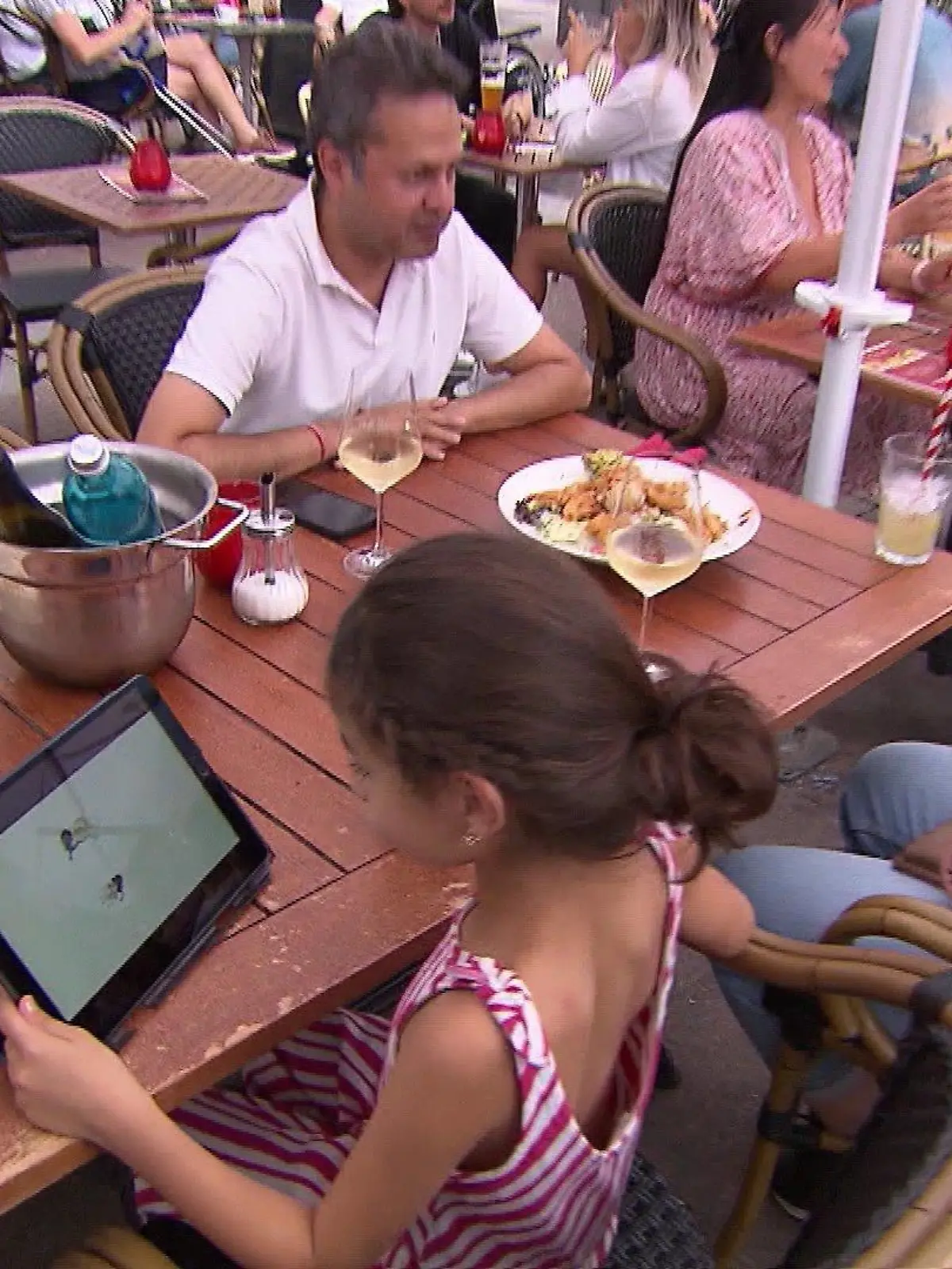 Familie in Frankfurt nutzt das Tablet zur Unterhaltung der Kinder.
