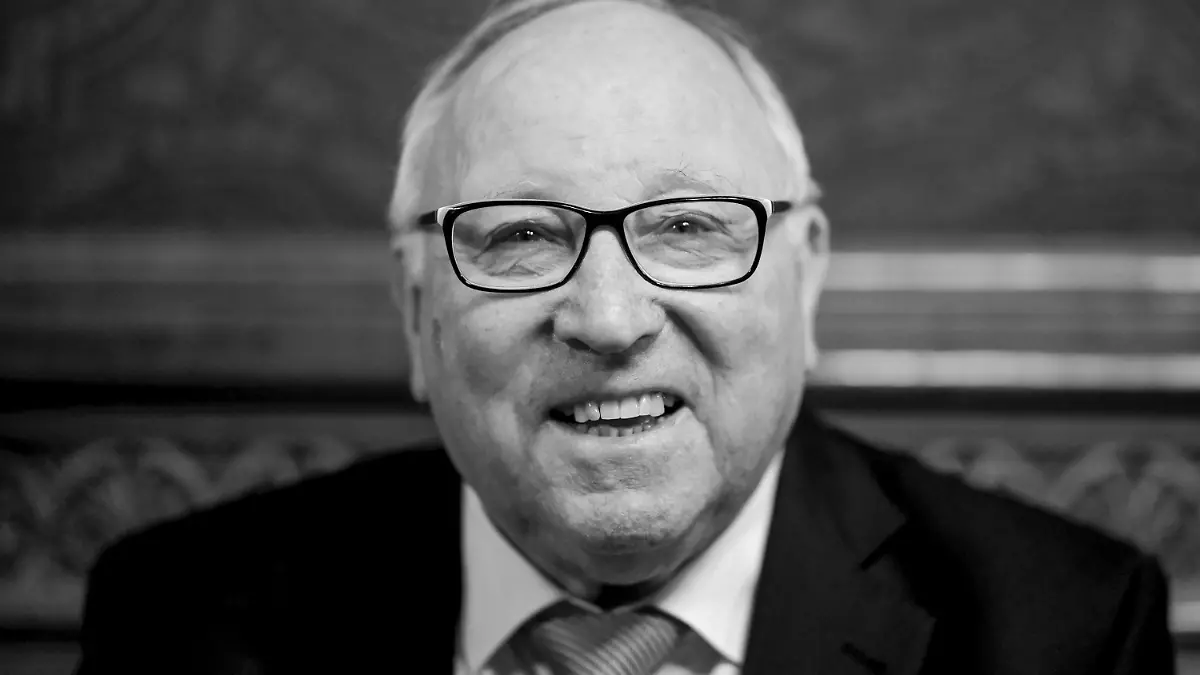 ARCHIV - 28.11.2019, Hamburg: Uwe Seeler, Ehrenspielführer der Fußball-Nationalmannschaft, wartet auf die Verleihung des nach ihm benannten Uwe-Seeler-Preises. Der Preis wird für besonders engagierte Vereine im Jugendfußball im Bereich des Breiten- und Leistungssports verliehen. Seeler starb am Donnerstag (21.07.2022) im Alter von 85 Jahren, wie sein früherer Verein Hamburger SV unter Berufung auf die Familie Seelers bestätigte. (zu dpa "Große Feier für großartigen Menschen: Abschied von Uwe Seeler") Foto: Axel Heimken/dpa +++ dpa-Bildfunk +++