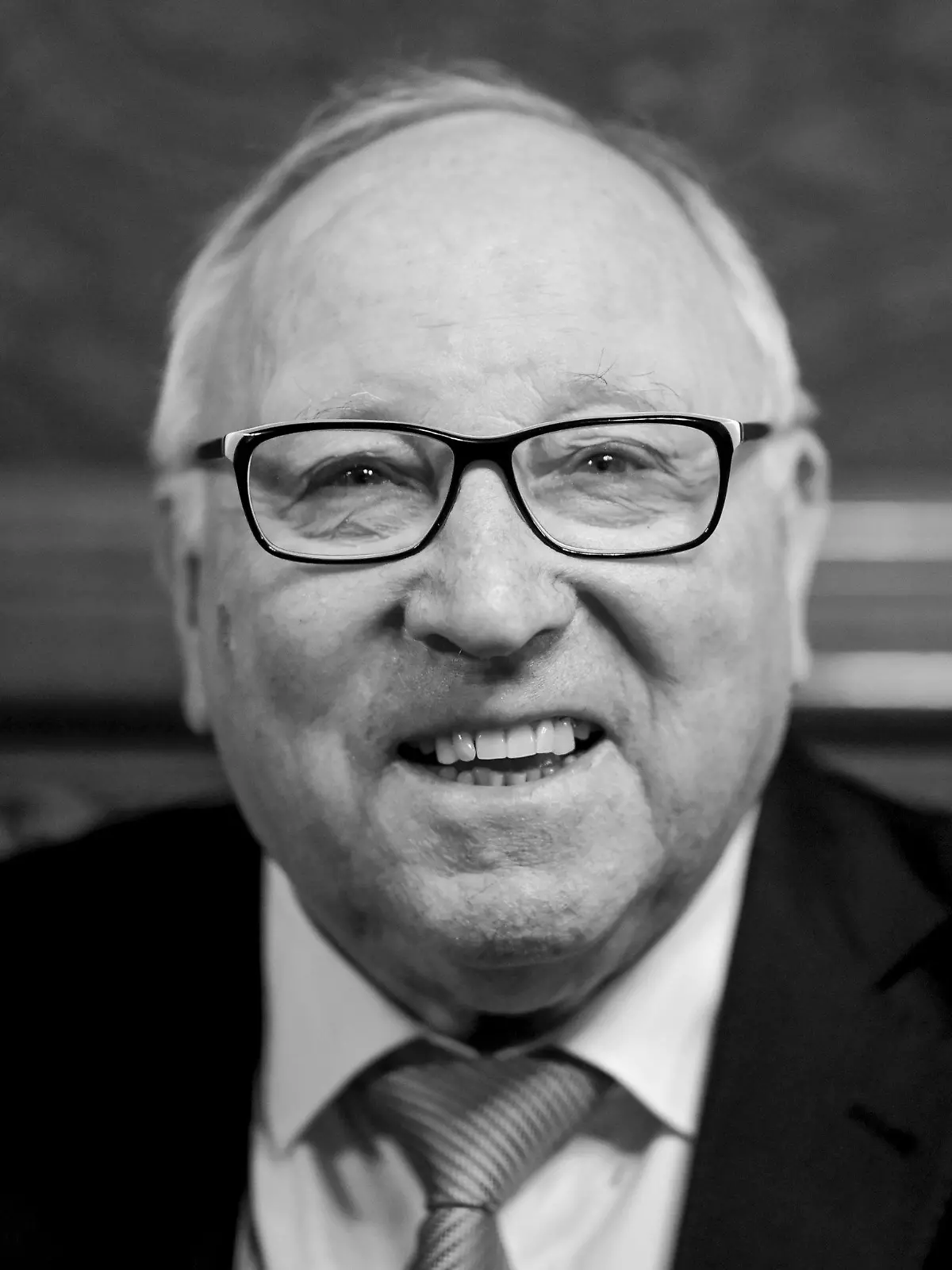 ARCHIV - 28.11.2019, Hamburg: Uwe Seeler, Ehrenspielführer der Fußball-Nationalmannschaft, wartet auf die Verleihung des nach ihm benannten Uwe-Seeler-Preises. Der Preis wird für besonders engagierte Vereine im Jugendfußball im Bereich des Breiten- und Leistungssports verliehen. Seeler starb am Donnerstag (21.07.2022) im Alter von 85 Jahren, wie sein früherer Verein Hamburger SV unter Berufung auf die Familie Seelers bestätigte. (zu dpa "Große Feier für großartigen Menschen: Abschied von Uwe Seeler") Foto: Axel Heimken/dpa +++ dpa-Bildfunk +++