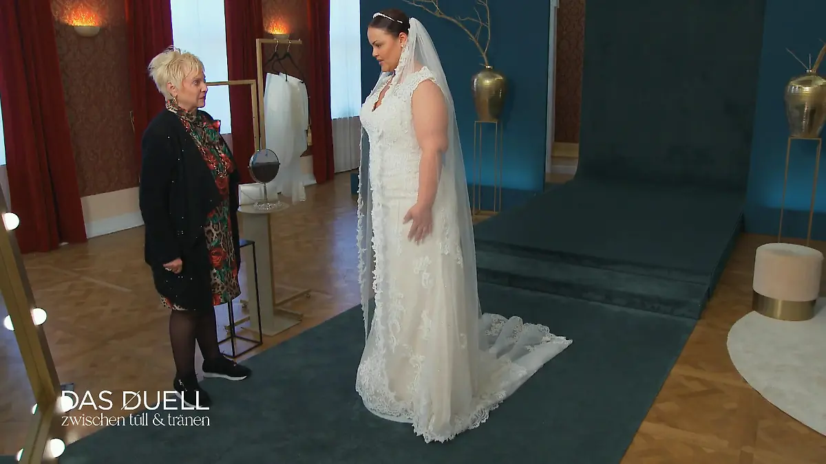 Das erste Kleid ist Breanna zu brav Will sexy sein