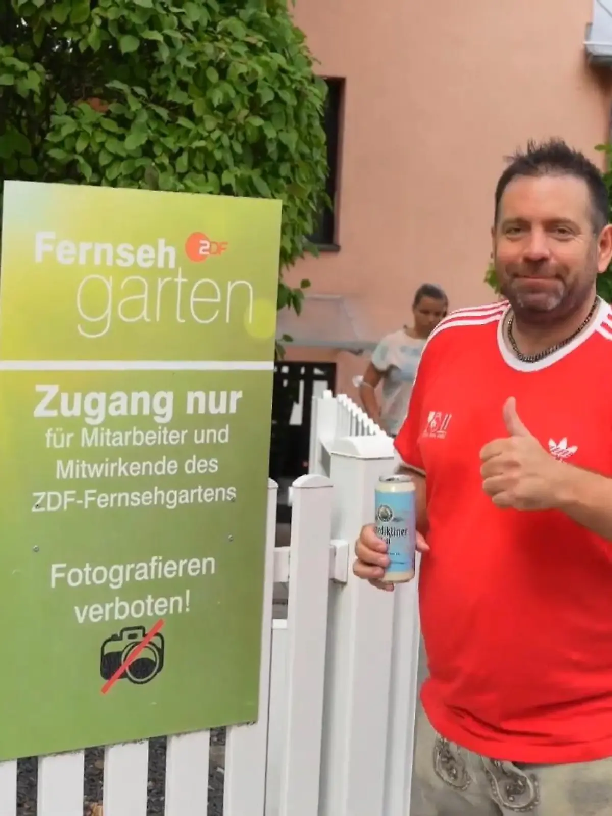 Der Layla-Song ist der erste Ballermann-Hit auf Platz Eins der deutschen Charts. Der Limburger Produzent Ikke Hüftgold heizt den Hype immer mehr an. Jetzt stellt er ein Backstage-Video vom Fernsehgarten-Auftritt online. Auch unser Kamerateam spielt dort eine Rolle und natürlich ganz viele gute gelaunte Menschen. Sensationell, wie Ikke Hüftgold es schafft, sich seine Liedtexte zu merken!