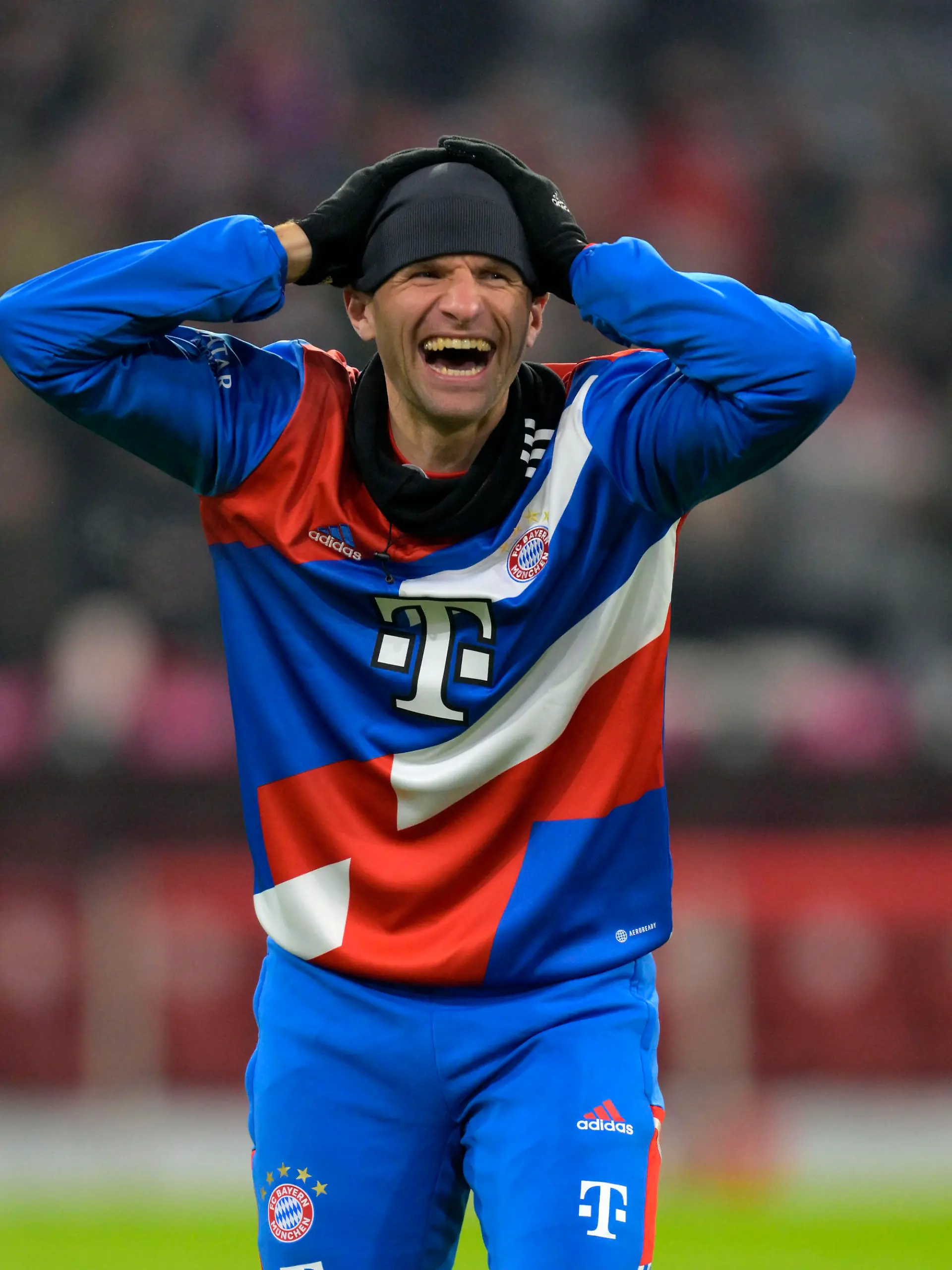 24.01.2023, Fussball 1. Bundesliga 2022/2023, 17.Spieltag, FC Bayern München - 1.FC Köln, in der Allianz-Arena München. Thomas Müller FC Bayern München macht lustige Faxen beim Aufwärmen ***DFL and DFB regulations prohibit any use of photographs as image sequences and/or quasi-video.*** *** 24 01 2023, Football 1 Bundesliga 2022 2023, 17 Matchday, FC Bayern Munich 1 FC Cologne, at Allianz Arena Munich Thomas Müller FC Bayern Munich makes funny faxes during warm-up DFL and DFB regulations prohibit any use of photographs as image sequences and or quasi video
