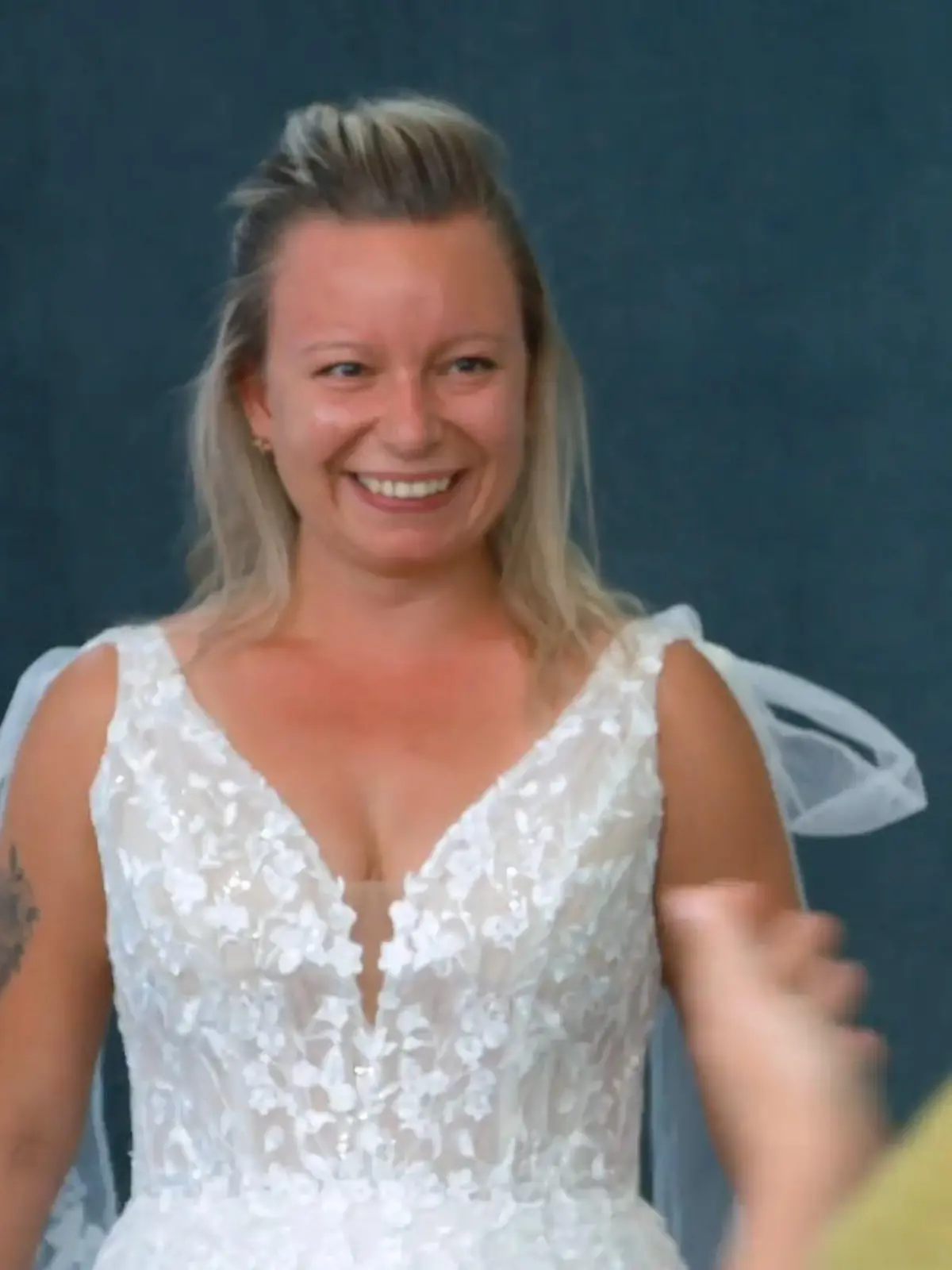 Bild zu: "Mara entscheidet sich für ihr Traumkleid"