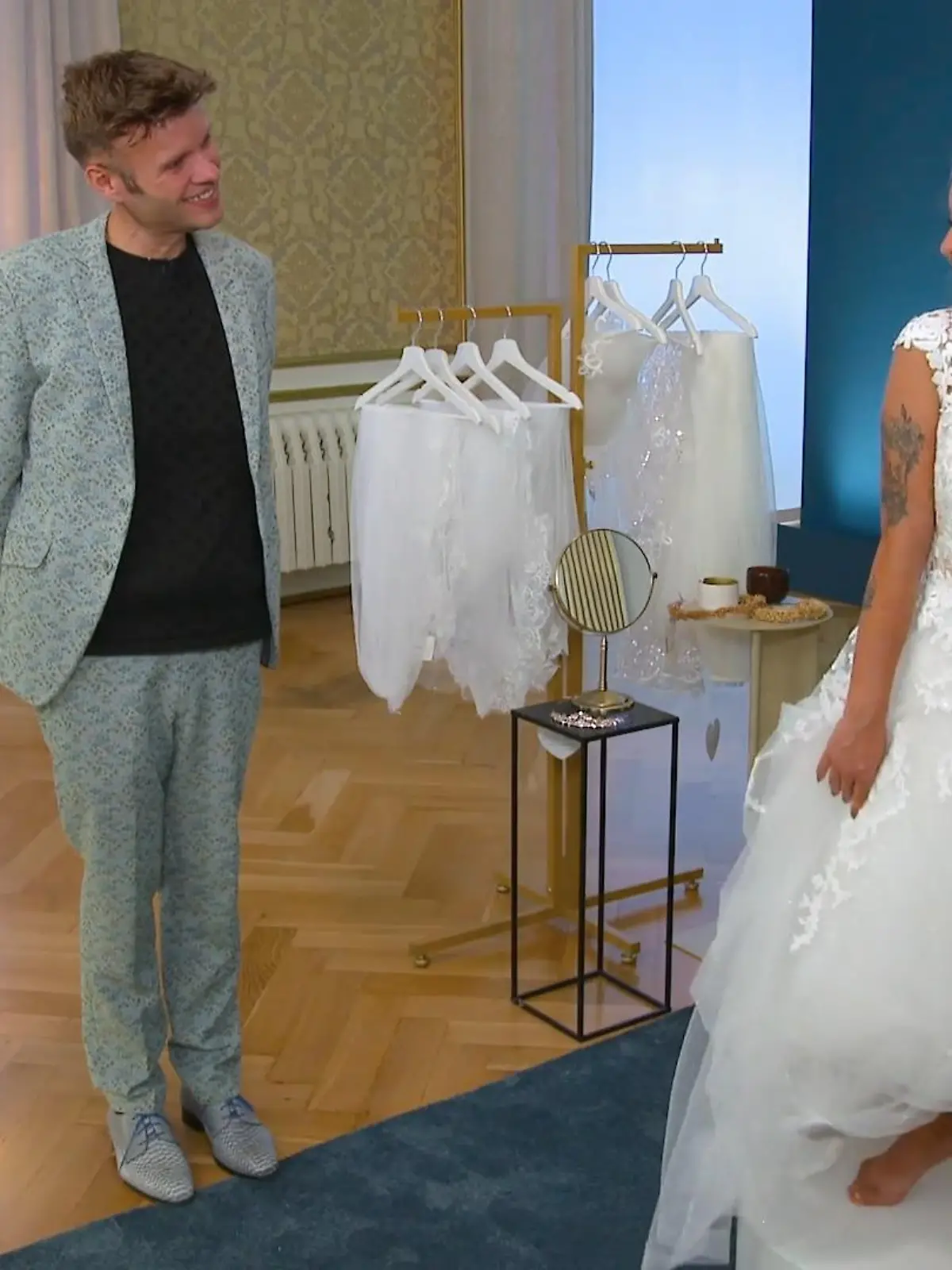 Bild zu: "Mara darf ihr Favoriten-Kleid anprobieren"