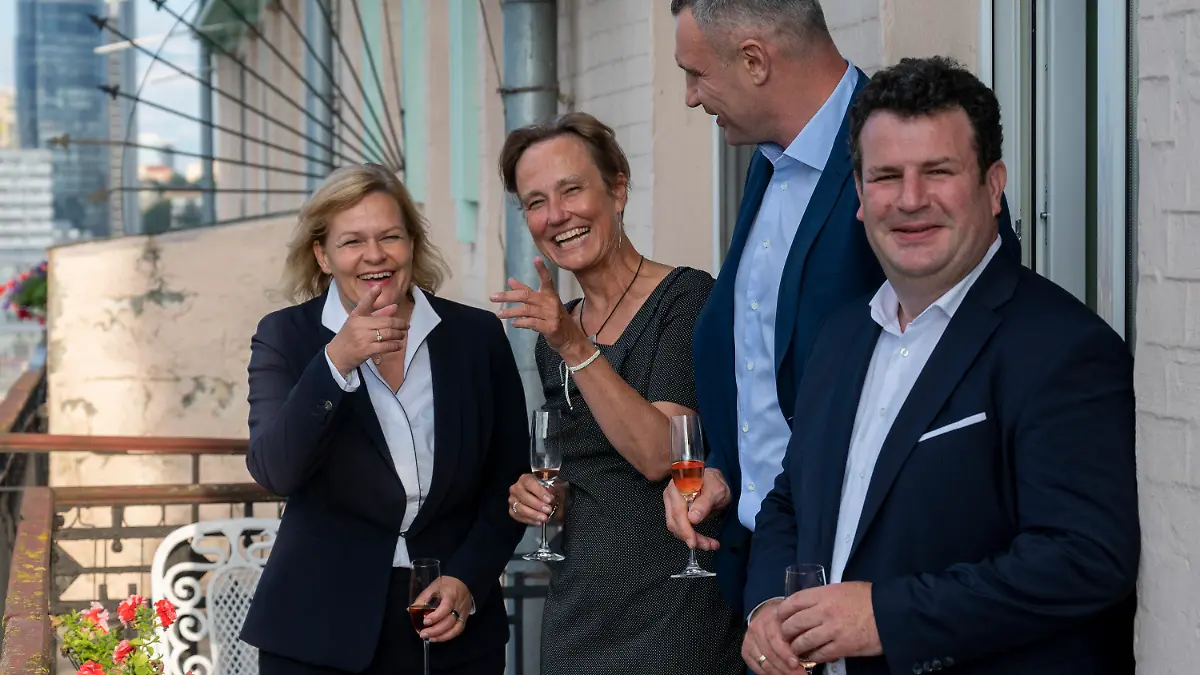 ARCHIV - 25.07.2022, Ukraine, Kiew: Nancy Faeser (l-r, SPD), Bundesministerin für Inneres und Heimat, Anka Feldhusen, Botschafterin von Deutschland in der Ukraine, Vitali Klitschko, Bürgermeister von Kiew und ehemaliger Boxprofi, und Hubertus Heil (SPD), Bundesminister für Arbeit und Soziales, stehen auf einem Balkon der Residenz der deutschen Botschafterin in der Ukraine. (zu "Faeser bereut Sektglas-Szene auf Balkon in Kiew") Foto: Christophe Gateau/dpa +++ dpa-Bildfunk +++