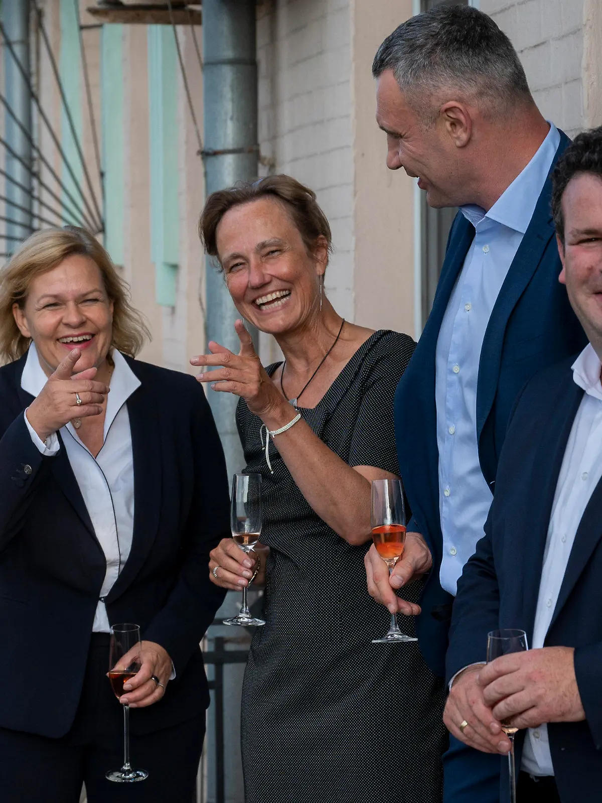 ARCHIV - 25.07.2022, Ukraine, Kiew: Nancy Faeser (l-r, SPD), Bundesministerin für Inneres und Heimat, Anka Feldhusen, Botschafterin von Deutschland in der Ukraine, Vitali Klitschko, Bürgermeister von Kiew und ehemaliger Boxprofi, und Hubertus Heil (SPD), Bundesminister für Arbeit und Soziales, stehen auf einem Balkon der Residenz der deutschen Botschafterin in der Ukraine. (zu "Faeser bereut Sektglas-Szene auf Balkon in Kiew") Foto: Christophe Gateau/dpa +++ dpa-Bildfunk +++