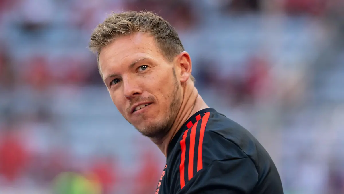 ARCHIV - 16.07.2022, Bayern, München: Fußball: Bundesliga, Team-Präsentation und Training FC Bayern in der Allianz Arena. Trainer Julian Nagelsmann von München in Aktion. (zu dpa "Nagelsmann zu neuer Beziehung: Will nicht eigener Karriere schaden") Foto: Sven Hoppe/dpa - WICHTIGER HINWEIS: Gemäß den Vorgaben der DFL Deutsche Fußball Liga bzw. des DFB Deutscher Fußball-Bund ist es untersagt, in dem Stadion und/oder vom Spiel angefertigte Fotoaufnahmen in Form von Sequenzbildern und/oder videoähnlichen Fotostrecken zu verwerten bzw. verwerten zu lassen. +++ dpa-Bildfunk +++