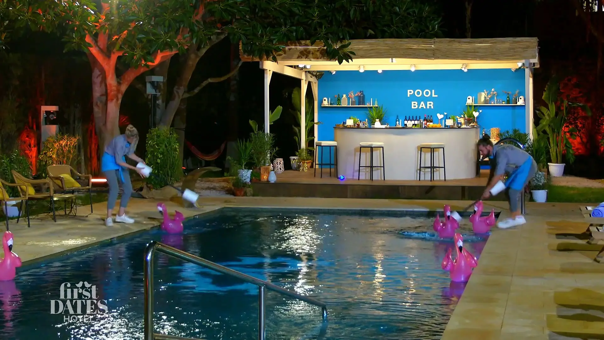 Das Team macht ein Flamingo-Wettrennen Im Pool