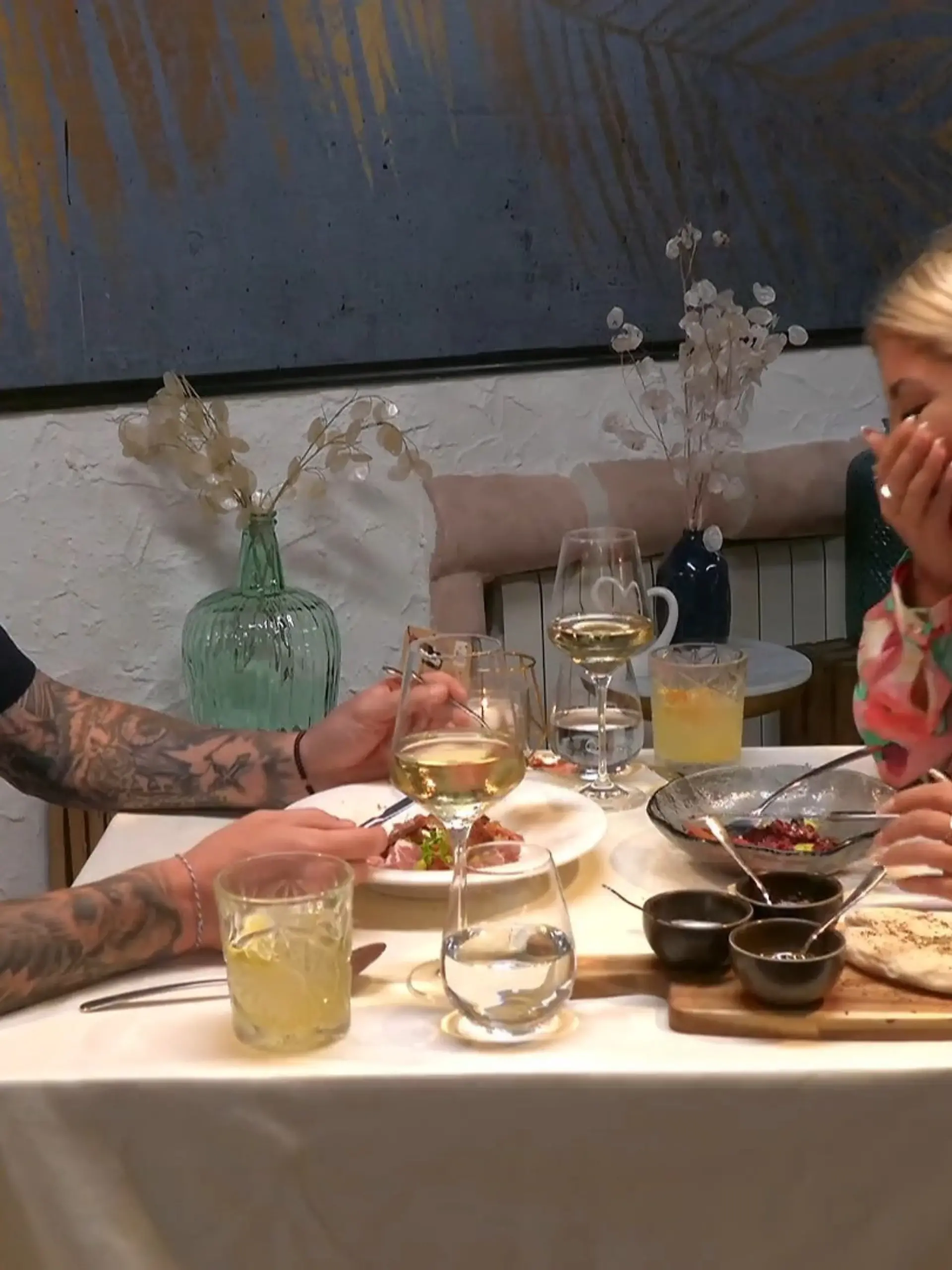Bild zu: "Elissia und Philipp haben viel zu Lachen"