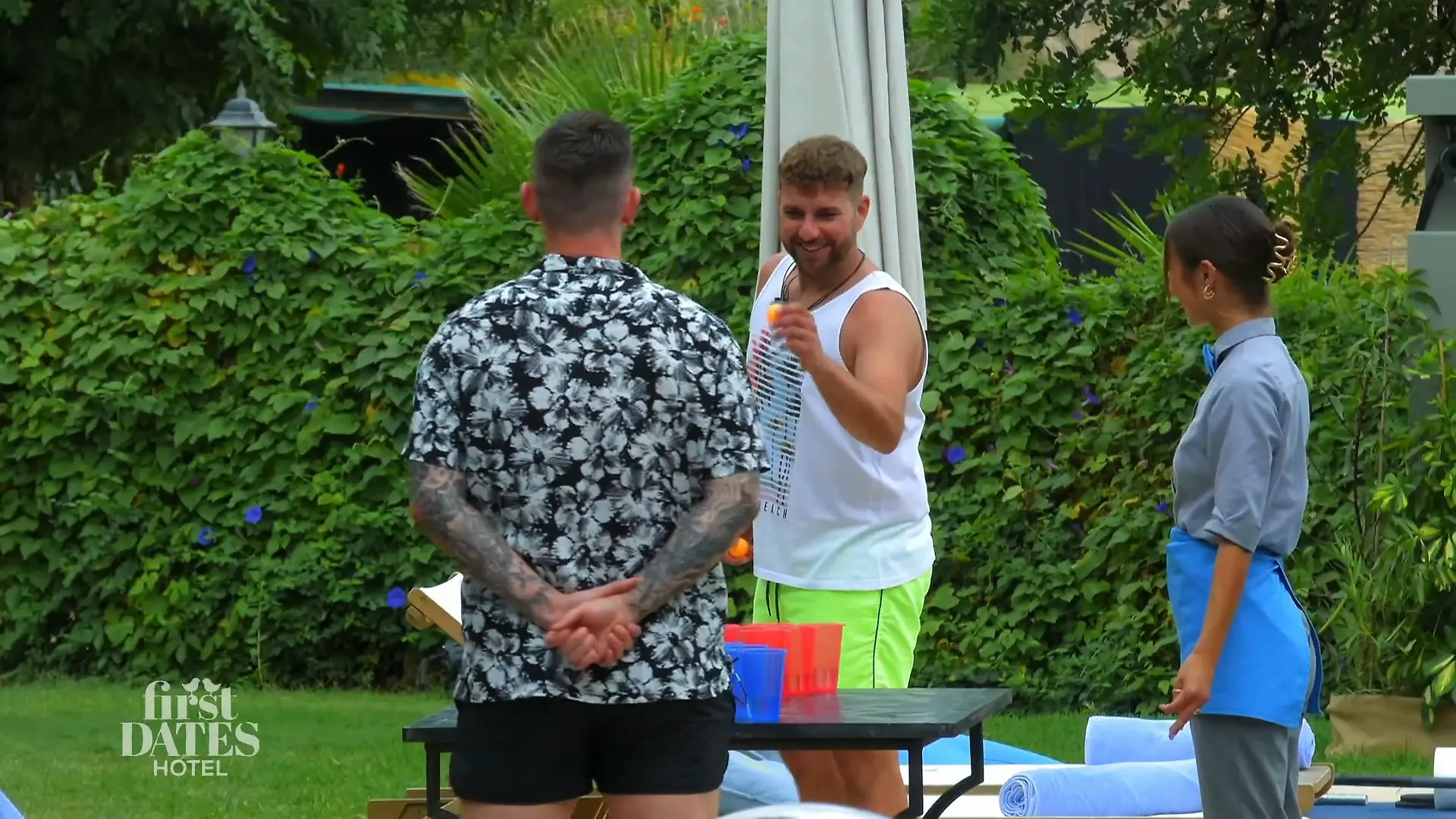 Die Jungs spielen Beer-Pong Im Hotel