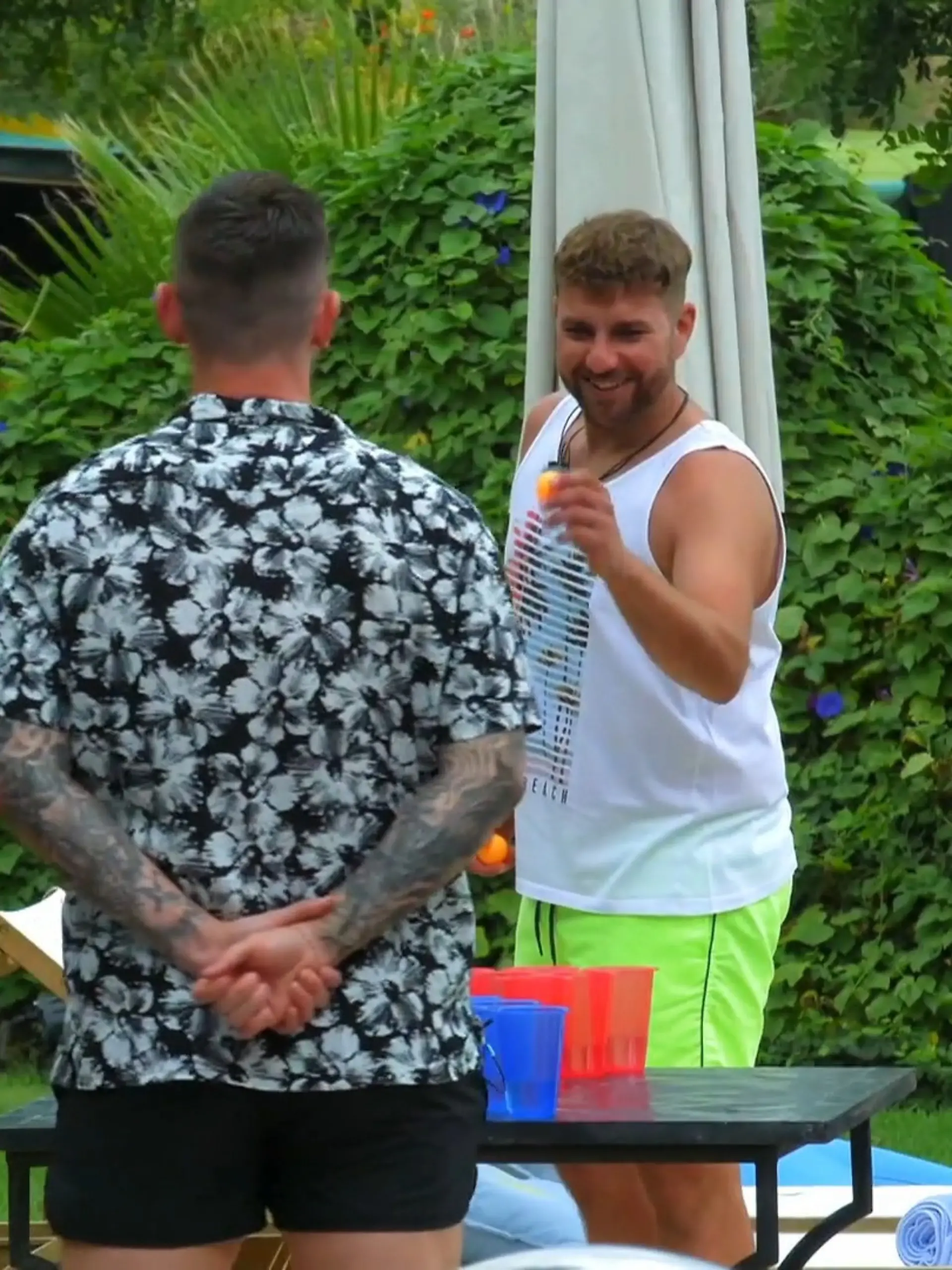 Bild zu: "Die Jungs spielen Beer-Pong"