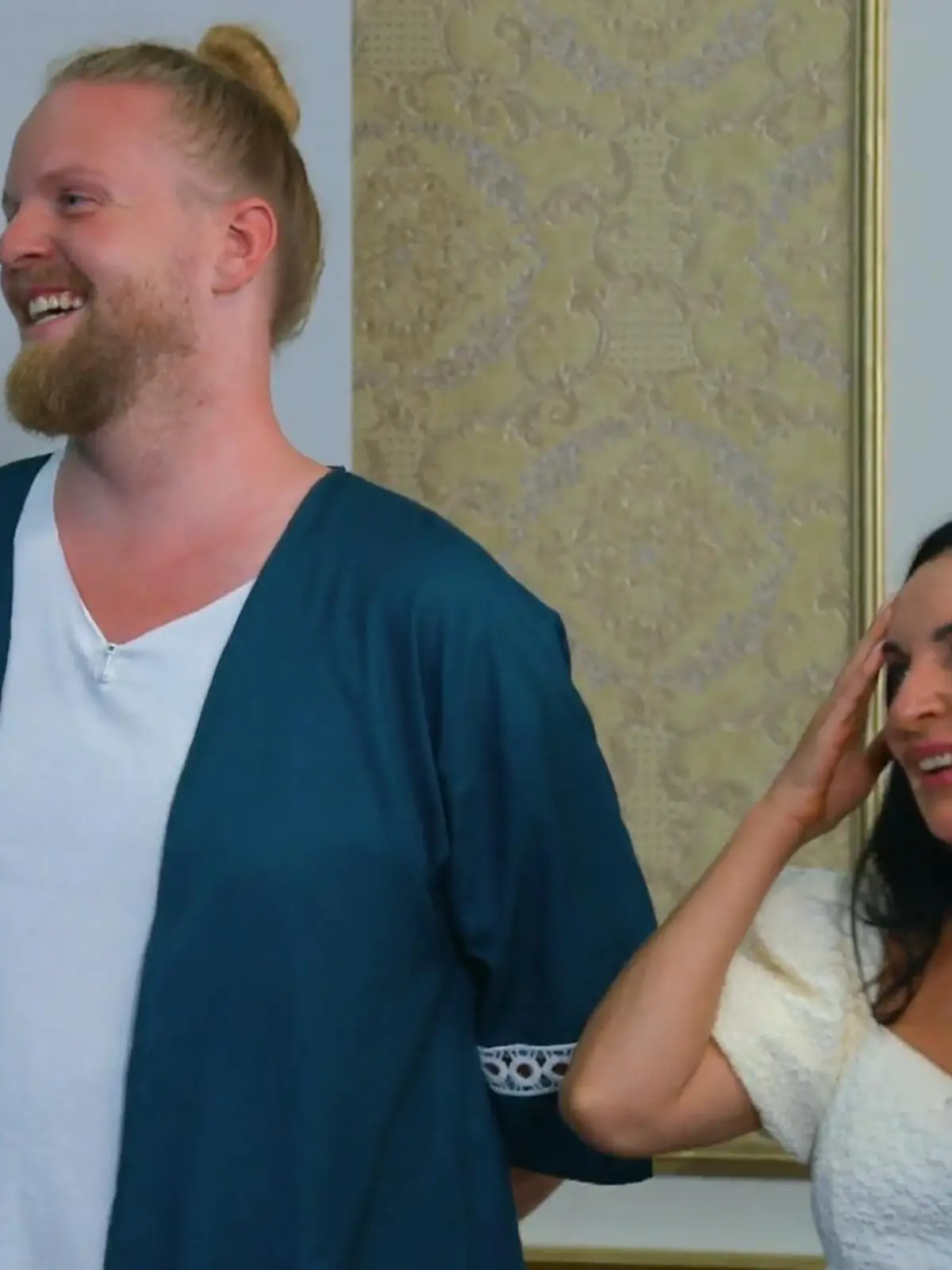 Bild zu: "Für welches Kleid entscheidet sich Irina?"