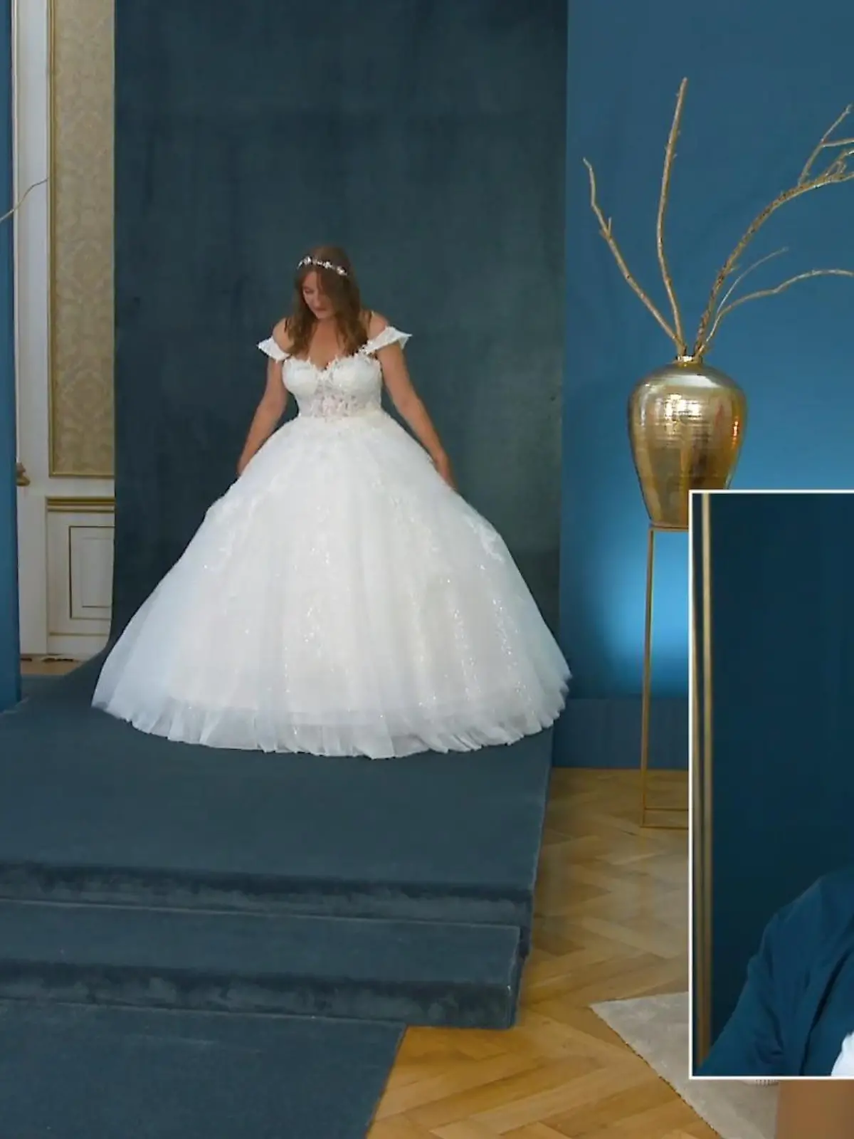 Bild zu: "Hannes staunt über das Favoritenkleid"