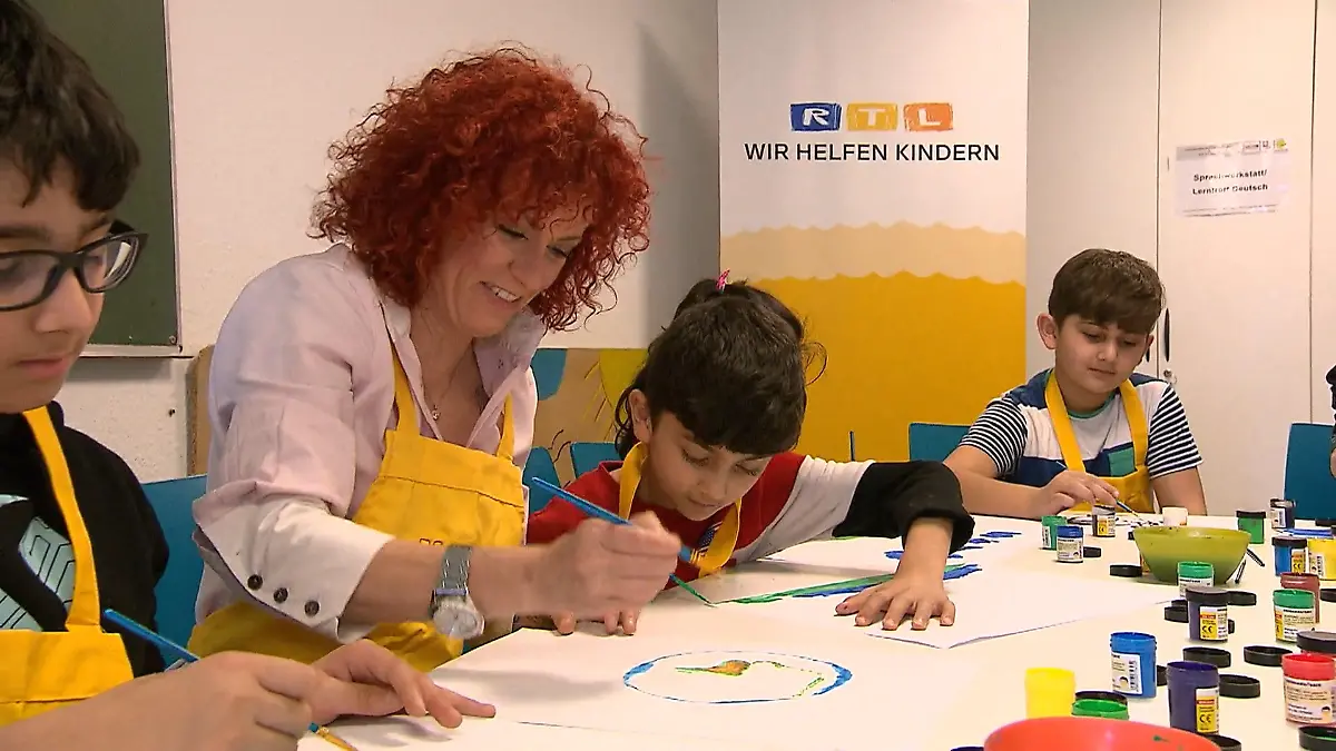 Malaktion mit Dschungelkönigin Lucy im RTL-Kinderhaus Köln Netto Spendentasche 2024