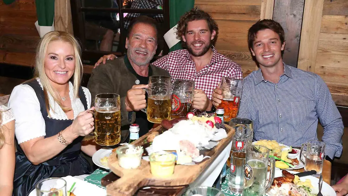 Heather Milligan mit Arnold Schwarzenegger und seinen Söhnen Christopher und Patrick auf dem Oktoberfest