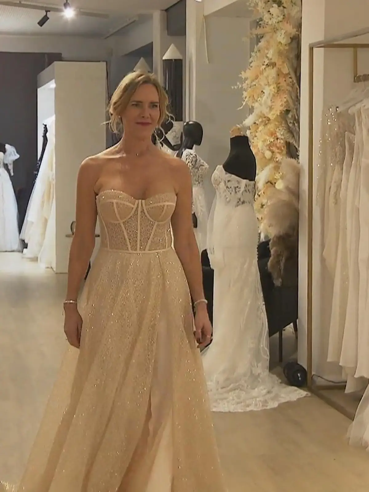 Bild zu: "Manuela in einer goldenen Robe"