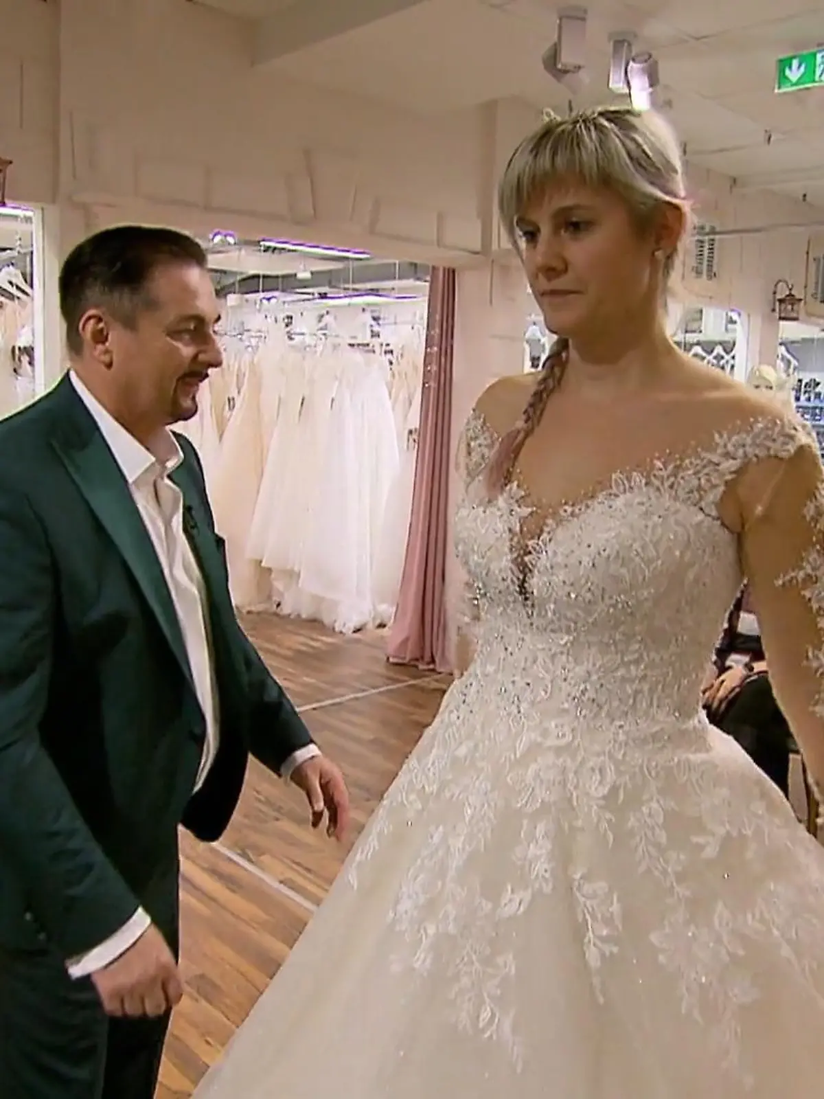 Bild zu: "Findet die Braut ein kindertaugliches Kleid?"