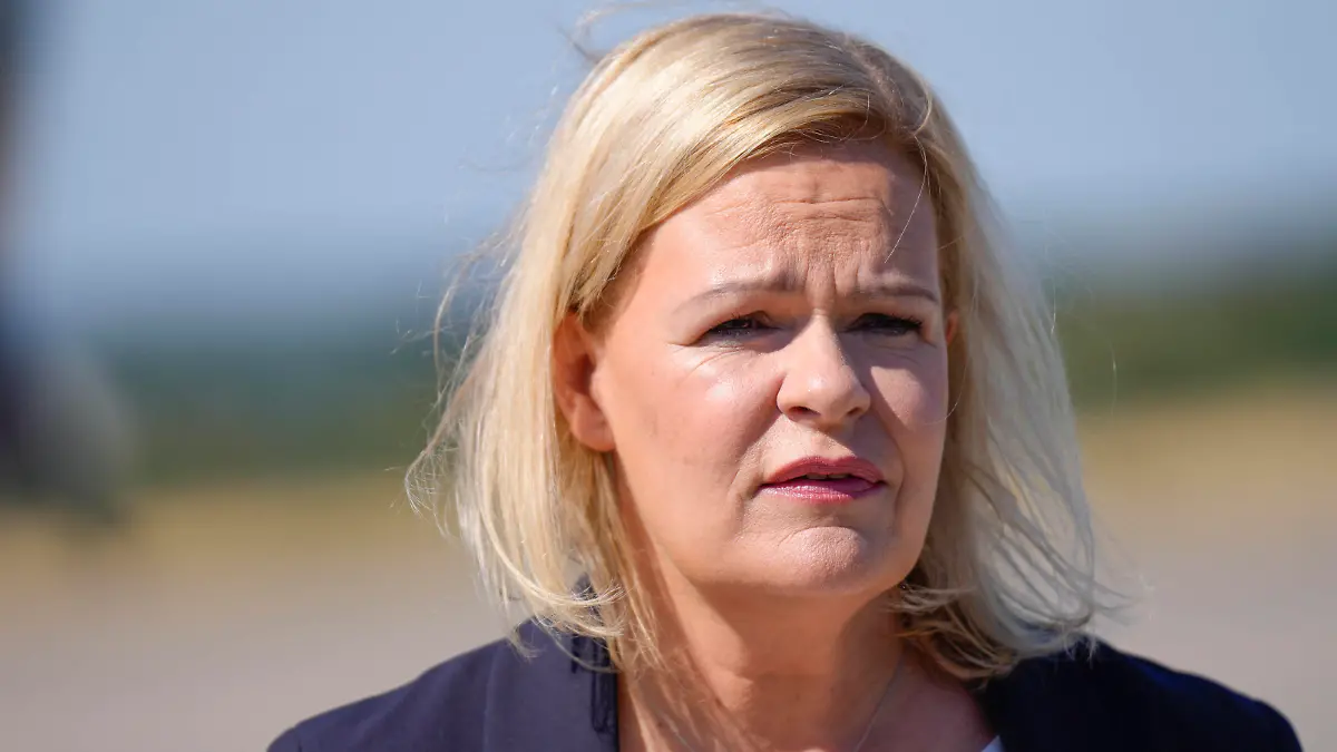  Bundesinnenministerin Faeser besicht die Bundespolizei und GSG 9 Aktuell, 08.08.2022, St. Augustin, Innenministerin Nancy Faeser die deutsche Innenministerin bei ihrem Statement nach dem Besuch der GSG 9 und Bundespolizei-Fliegerstaffel Sankt Augustin Nordrhein-Westfalen Deutschland *** Federal Minister of the Interior Faeser visits the Federal Police and GSG 9 Current, 08 08 2022, St Augustin, Interior Minister Nancy Faeser the German Interior Minister during her statement after visiting the GSG 9 and Federal Police Flying Squadron Sankt Augustin North Rhine Westphalia Germany