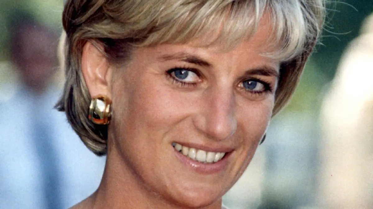 ARCHIV - 21.07.1997, Großbritannien, London: Prinzessin Diana, aufgenommen bei ihrem Besuch des Northwick Park Krankenhauses. Vor einem Vierteljahrhundert, am 28. August 1996, ließ sich das Paar scheiden. Foto: John Stillwell/PA/epa/dpa +++ dpa-Bildfunk +++