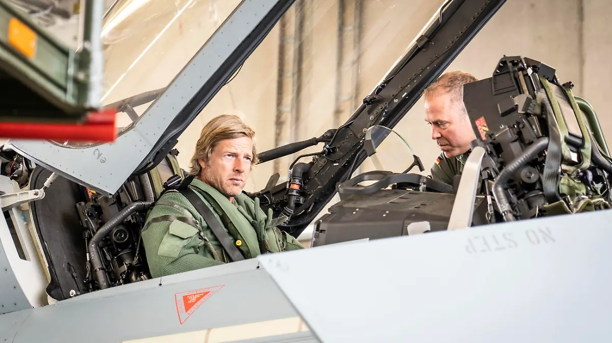 HANDOUT - 30.05.2022, ---: Henning Baum (l) besucht die Luftwaffe Bundeswehr in einer Szene der Dokumentation «Einsatz für Henning Baum - Was es jetzt heißt Bundeswehrsoldat zu sein» (undatierte Filmszene). Die Dokumentation soll am 11.08.2022 bei RTL laufen. (zu dpa "Henning Baum über Bundeswehr-Dreh: Flug im Jet war das Anstrengendste") Foto: Thorsten Weber/Luftwaffe/RTL/dpa - ACHTUNG: Nur zur redaktionellen Verwendung im Zusammenhang mit einer Berichterstattung über den Film und nur mit vollständiger Nennung des vorstehenden Credits +++ dpa-Bildfunk +++