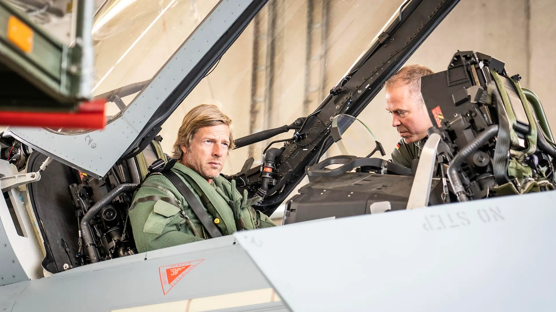 HANDOUT - 30.05.2022, ---: Henning Baum (l) besucht die Luftwaffe Bundeswehr in einer Szene der Dokumentation «Einsatz für Henning Baum - Was es jetzt heißt Bundeswehrsoldat zu sein» (undatierte Filmszene). Die Dokumentation soll am 11.08.2022 bei RTL laufen. (zu dpa "Henning Baum über Bundeswehr-Dreh: Flug im Jet war das Anstrengendste") Foto: Thorsten Weber/Luftwaffe/RTL/dpa - ACHTUNG: Nur zur redaktionellen Verwendung im Zusammenhang mit einer Berichterstattung über den Film und nur mit vollständiger Nennung des vorstehenden Credits +++ dpa-Bildfunk +++