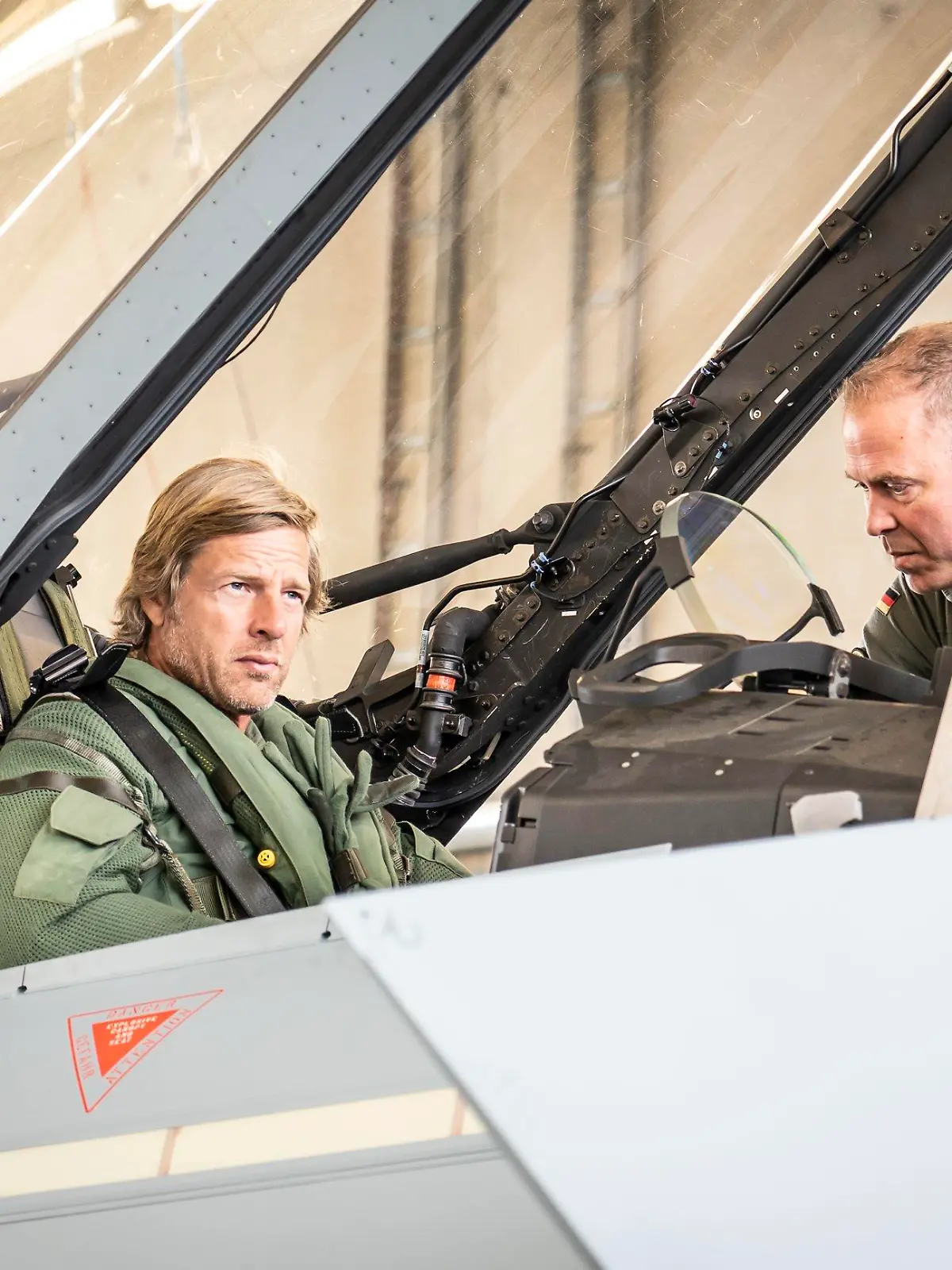 HANDOUT - 30.05.2022, ---: Henning Baum (l) besucht die Luftwaffe Bundeswehr in einer Szene der Dokumentation «Einsatz für Henning Baum - Was es jetzt heißt Bundeswehrsoldat zu sein» (undatierte Filmszene). Die Dokumentation soll am 11.08.2022 bei RTL laufen. (zu dpa "Henning Baum über Bundeswehr-Dreh: Flug im Jet war das Anstrengendste") Foto: Thorsten Weber/Luftwaffe/RTL/dpa - ACHTUNG: Nur zur redaktionellen Verwendung im Zusammenhang mit einer Berichterstattung über den Film und nur mit vollständiger Nennung des vorstehenden Credits +++ dpa-Bildfunk +++
