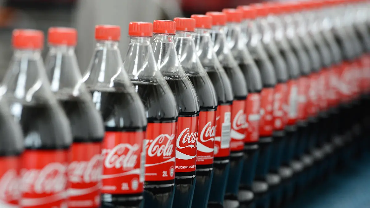 ARCHIV - Zwei-Liter-Getränkeflaschen mit Coca Cola stehen am 21.08.2013 auf einem Transportband. Coca Cola legt am 22.07.2014 in Atlanta, Georgia, USA, die Zahlen für das 2. Quartal vor. Foto: Jens Kalaene/dpa (zu dpa «Coca Cola - 2. Quartal» vom 22.07.2014) +++(c) dpa - Bildfunk+++
