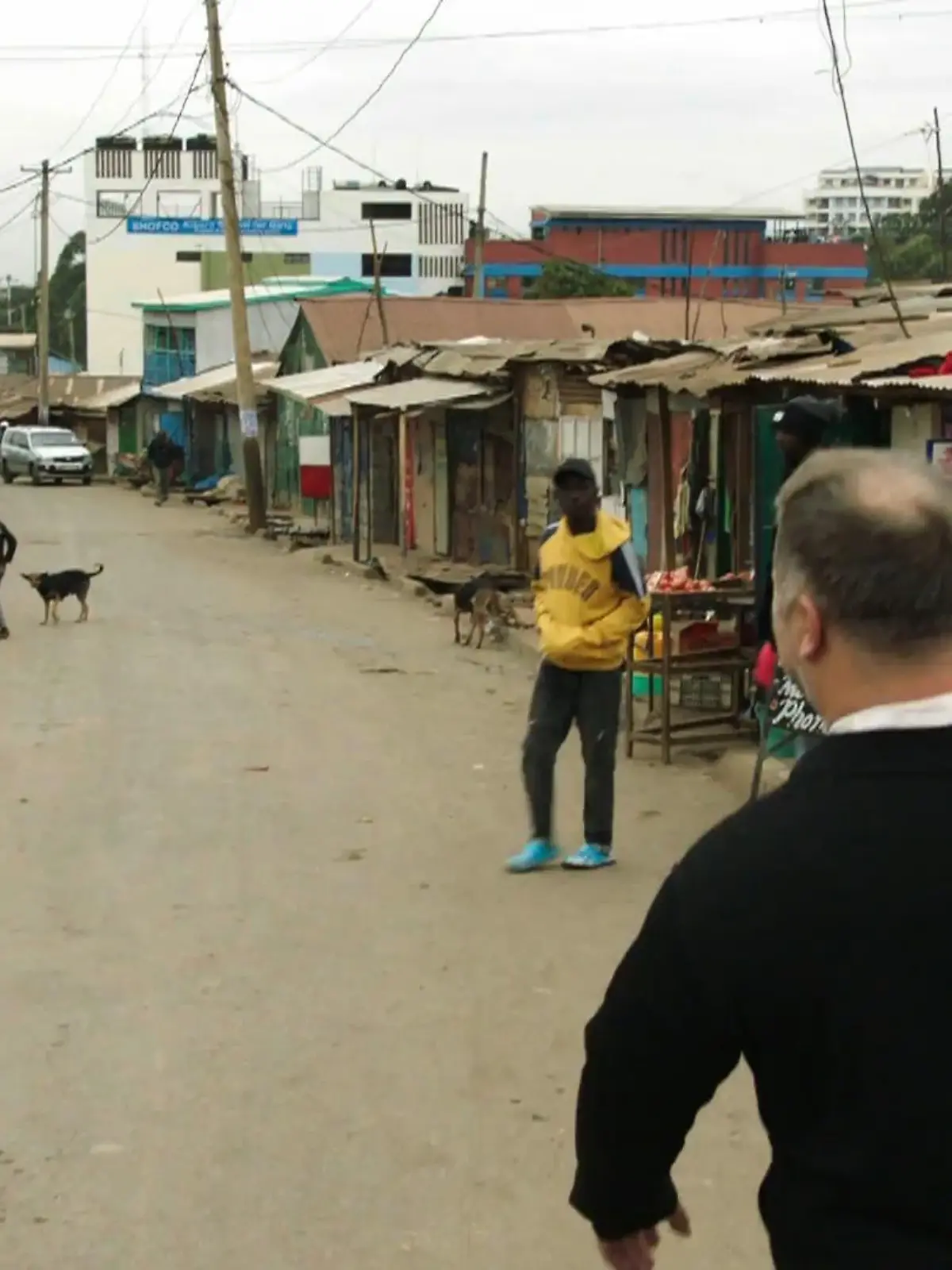 Bild zu: "Anton Schmaus trifft Millicent in Nairobi"