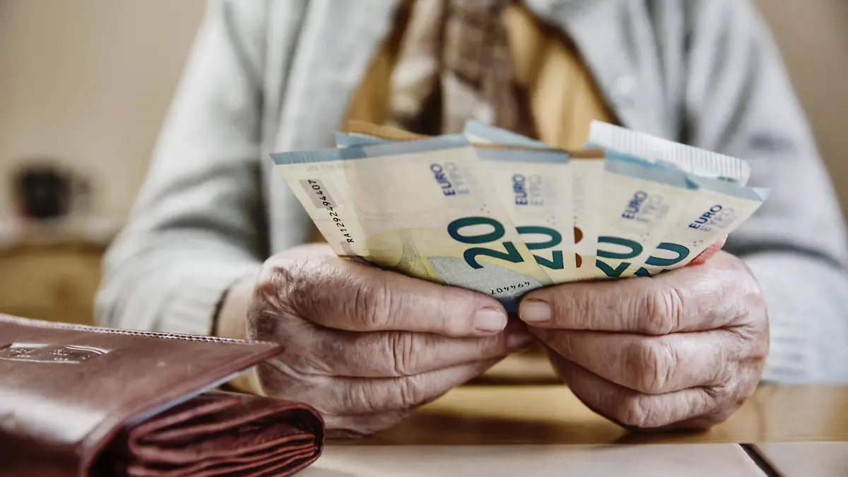  Hand einer Seniorin mit Euroscheinen, zählt ihr Geld, Deutschland, Europa *** Hand of a senior citizen with euro notes counts her money Germany Europe Copyright: imageBROKER/JanxTepass ibxjte04634744.jpg Bitte beachten Sie die gesetzlichen Bestimmungen des deutschen Urheberrechtes hinsichtlich der Namensnennung des Fotografen im direkten Umfeld der Veröffentlichung!