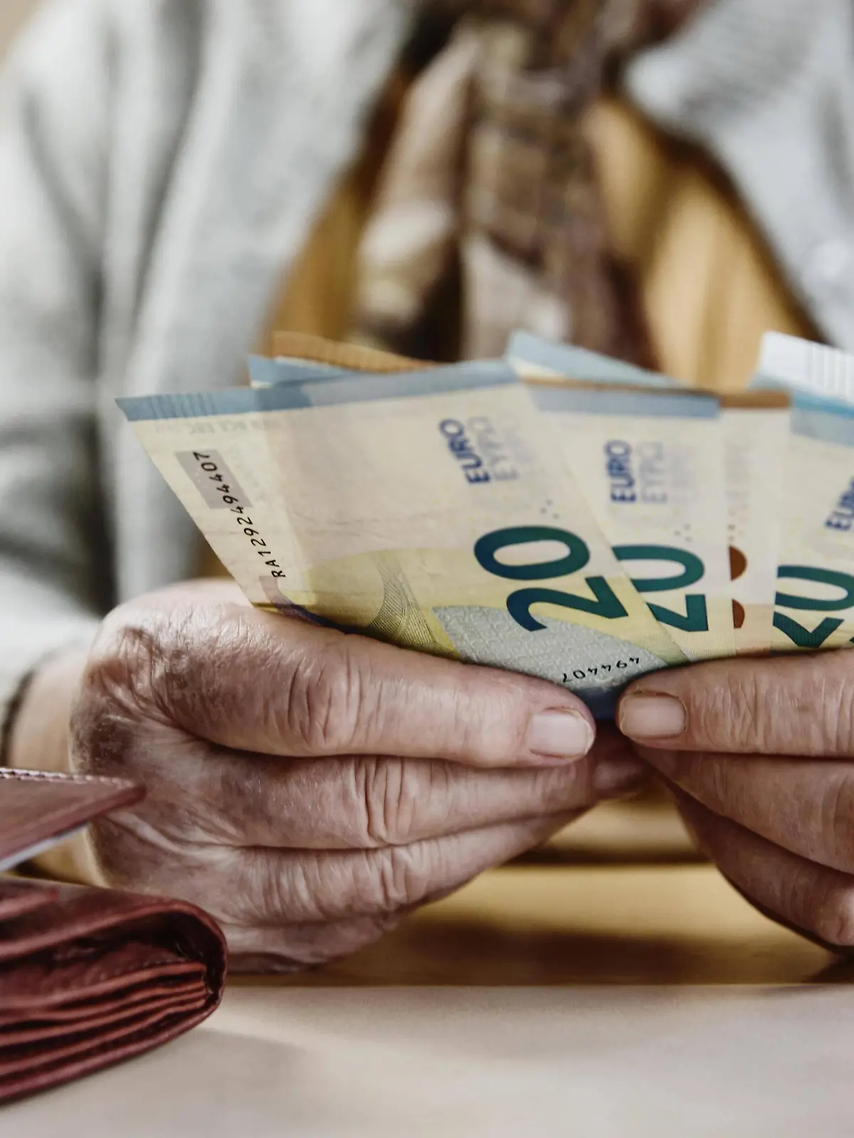  Hand einer Seniorin mit Euroscheinen, zählt ihr Geld, Deutschland, Europa *** Hand of a senior citizen with euro notes counts her money Germany Europe Copyright: imageBROKER/JanxTepass ibxjte04634744.jpg Bitte beachten Sie die gesetzlichen Bestimmungen des deutschen Urheberrechtes hinsichtlich der Namensnennung des Fotografen im direkten Umfeld der Veröffentlichung!