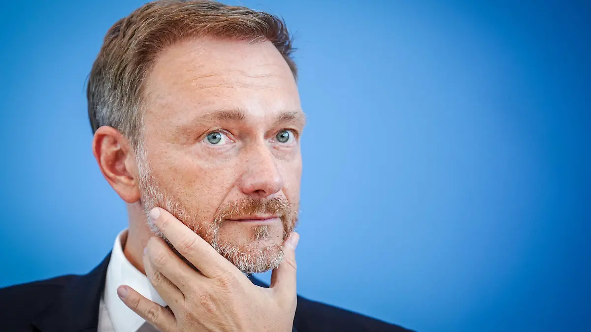 ARCHIV - 01.07.2022, Berlin: Christian Lindner (FDP), Bundesminister der Finanzen, stellt den Regierungsentwurf für den Bundeshaushalt 2023 und den Finanzplan bis 2026 in der Bundespressekonferenz vor. (zu dpa Lindner gegen Beschneidung des Dienstwagenprivilegs für Bahnticket) Foto: Kay Nietfeld/dpa +++ dpa-Bildfunk +++