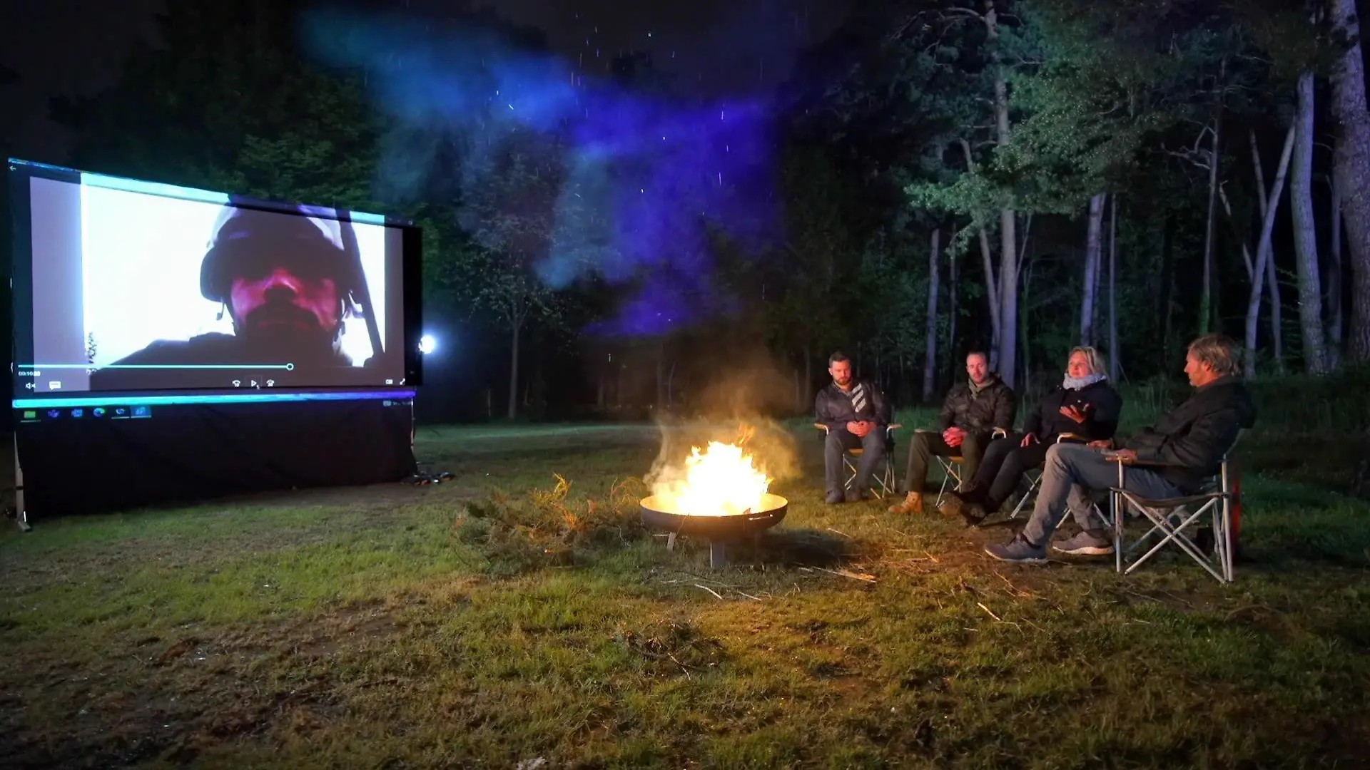 Beim Lagerfeuer erzählen die Bundeswehr-Veteranen von ihren Auslands-Einsätzen.