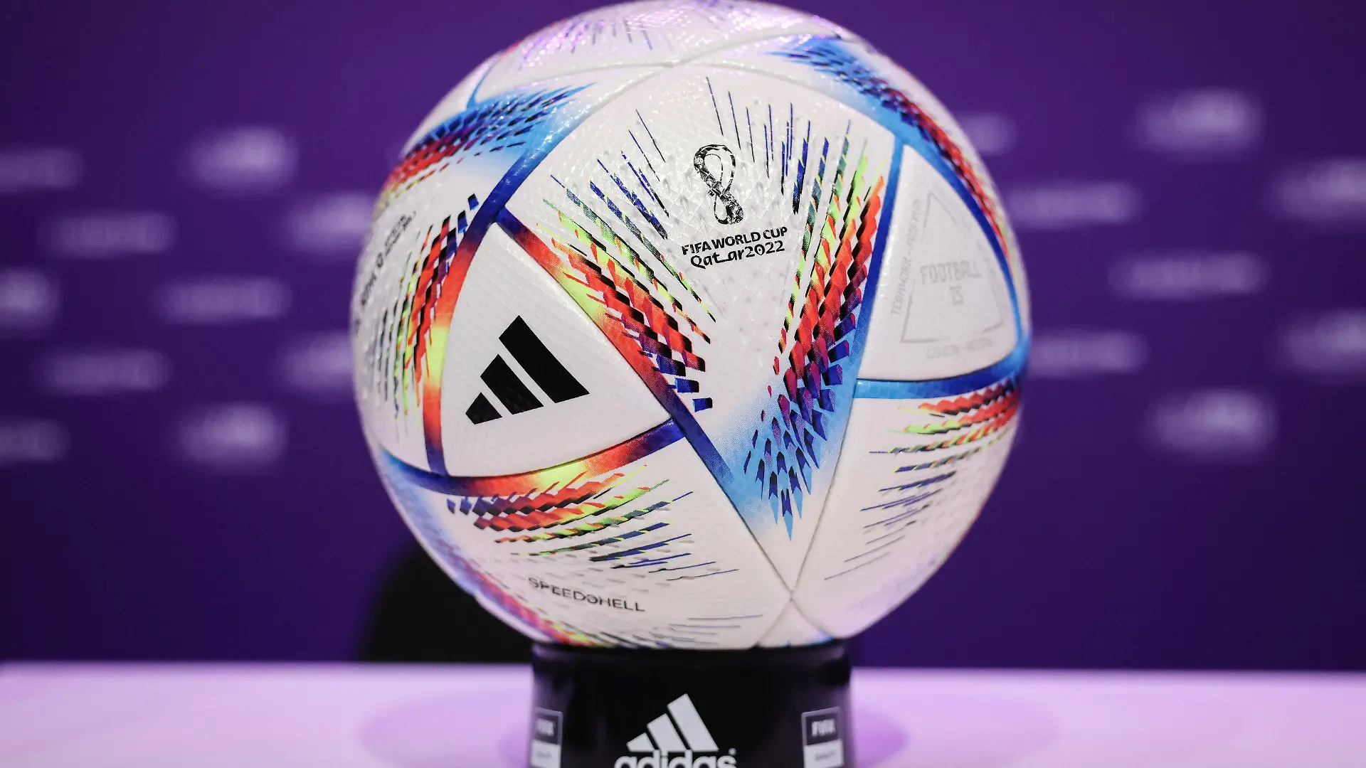 ARCHIV - 31.03.2022, Katar, Doha: Fußball: FIFA-Kongress 2022. Der offiziellen Spielball ·Al Rihla· (·die Reise· in arabischer Sprache) für die Fußball WM 2022 in Katar liegt bei einer Pressekonferenz nach dem Fifa-Kongress im Doha Exhibition & Convention Center (DECC) auf dem Podium. Die kommende Fußball-WM soll Medienberichten zufolge offenbar einen Tag früher als geplant beginnen, damit Gastgeber Katar das Eröffnungsspiel austragen kann. Foto: Christian Charisius/dpa +++ dpa-Bildfunk +++