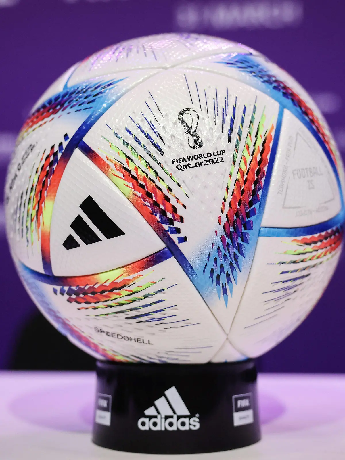 ARCHIV - 31.03.2022, Katar, Doha: Fußball: FIFA-Kongress 2022. Der offiziellen Spielball ·Al Rihla· (·die Reise· in arabischer Sprache) für die Fußball WM 2022 in Katar liegt bei einer Pressekonferenz nach dem Fifa-Kongress im Doha Exhibition & Convention Center (DECC) auf dem Podium. Die kommende Fußball-WM soll Medienberichten zufolge offenbar einen Tag früher als geplant beginnen, damit Gastgeber Katar das Eröffnungsspiel austragen kann. Foto: Christian Charisius/dpa +++ dpa-Bildfunk +++