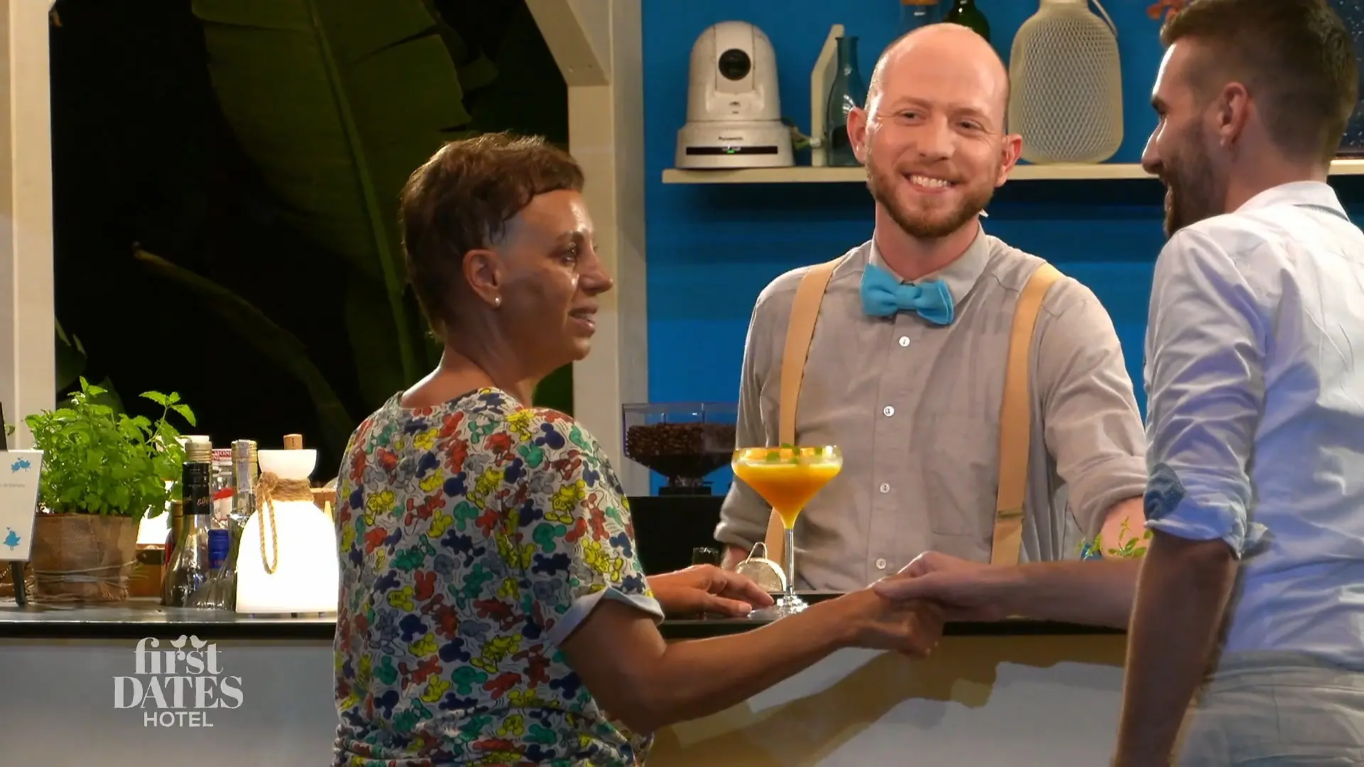 Michael und Isabella treffen sich nach ihren Dates Mit Vater und Sohn
