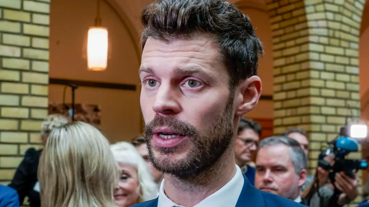 Oslo 20221003. Rødt-leder Bjørnar Moxnes i vandrehallen etter åpningen av det 167. Storting mandag. Foto: Terje Pedersen / NTB