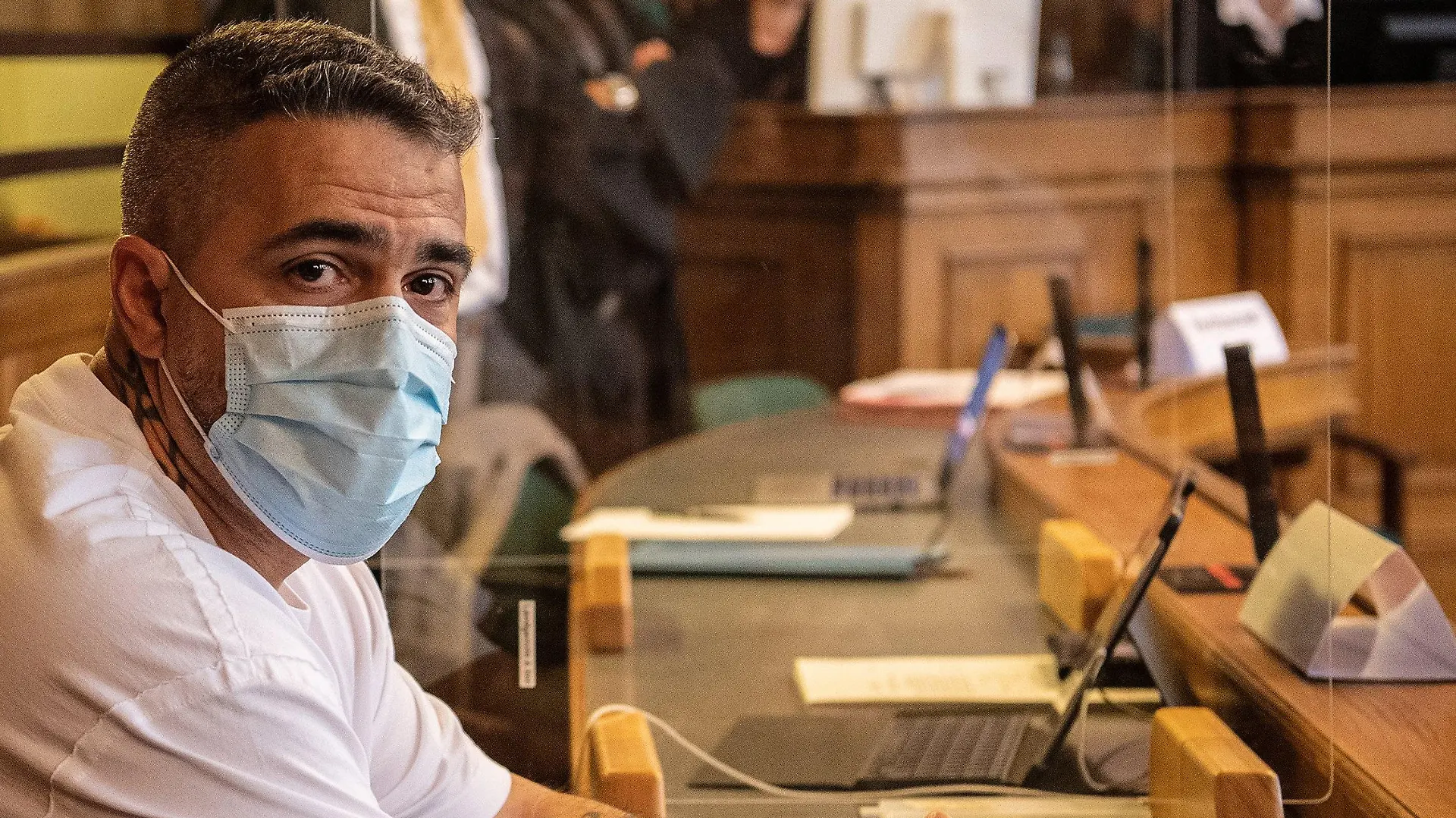 ARCHIV - 17.08.2020, Berlin: Anis Mohamed Youssef Ferchichi, bekannt als Rapper Bushido, sitzt zu Beginn eines Prozesses gegen den Chef einer bekannten arabischstämmigen Großfamilie in einem Gerichtssaal des Landgerichts. (zu dpa Knapp zwei Jahre Prozess und keine Ende - Bushido contra Clanchef) Foto: Paul Zinken/dpa-Zentralbild/Pool/dpa +++ dpa-Bildfunk +++