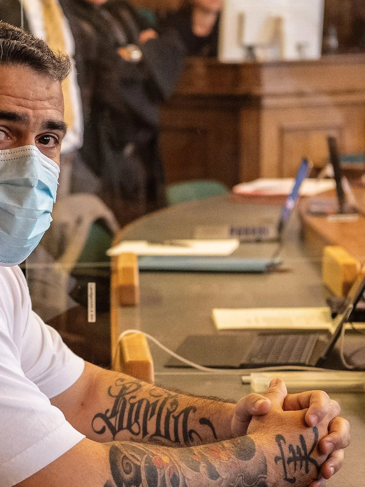 ARCHIV - 17.08.2020, Berlin: Anis Mohamed Youssef Ferchichi, bekannt als Rapper Bushido, sitzt zu Beginn eines Prozesses gegen den Chef einer bekannten arabischstämmigen Großfamilie in einem Gerichtssaal des Landgerichts. (zu dpa Knapp zwei Jahre Prozess und keine Ende - Bushido contra Clanchef) Foto: Paul Zinken/dpa-Zentralbild/Pool/dpa +++ dpa-Bildfunk +++