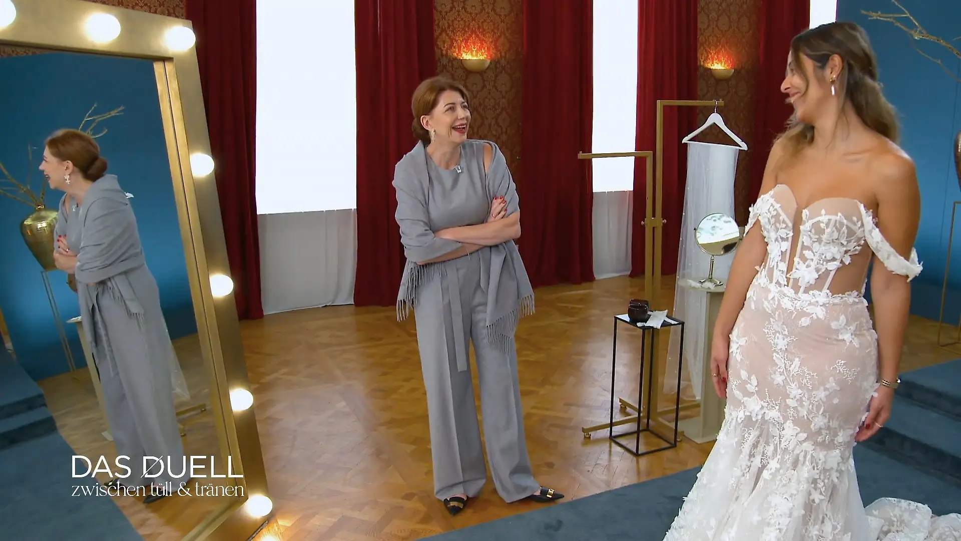 Braut Tara probiert ein Meerjungfrauen-Modell an Der Favorit