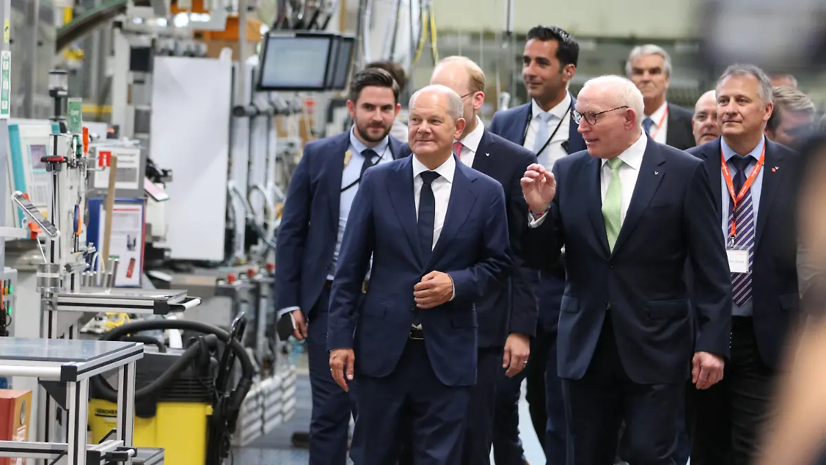 09.08.2022, Hessen, Allendorf (Eder): Bundeskanzler Olaf Scholz (SPD vorne l) wird von Martin Viessmann (r) durch die Produktionsanlage geführt. Scholz informierte sich bei der Firma Viessmann über Wärmepumpen und grüne Klimalösungen. Foto: Nadine Weigel/dpa +++ dpa-Bildfunk +++