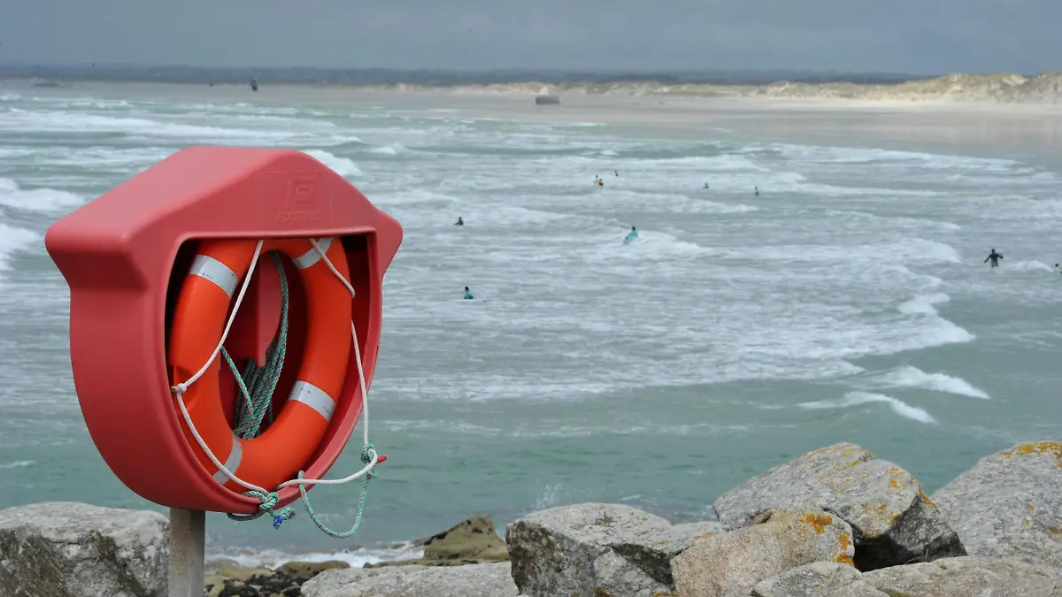 ©PHOTOPQR/LE TELEGRAMME ; PHOTO CLAUDE PRIGENT / LE TELEGRAMME. PLOMEUR (29) : Pointe de la Torche , sécurité en mer , danger , vagues , bords de mer , bouée de sauvetage . LE 05/05/2014