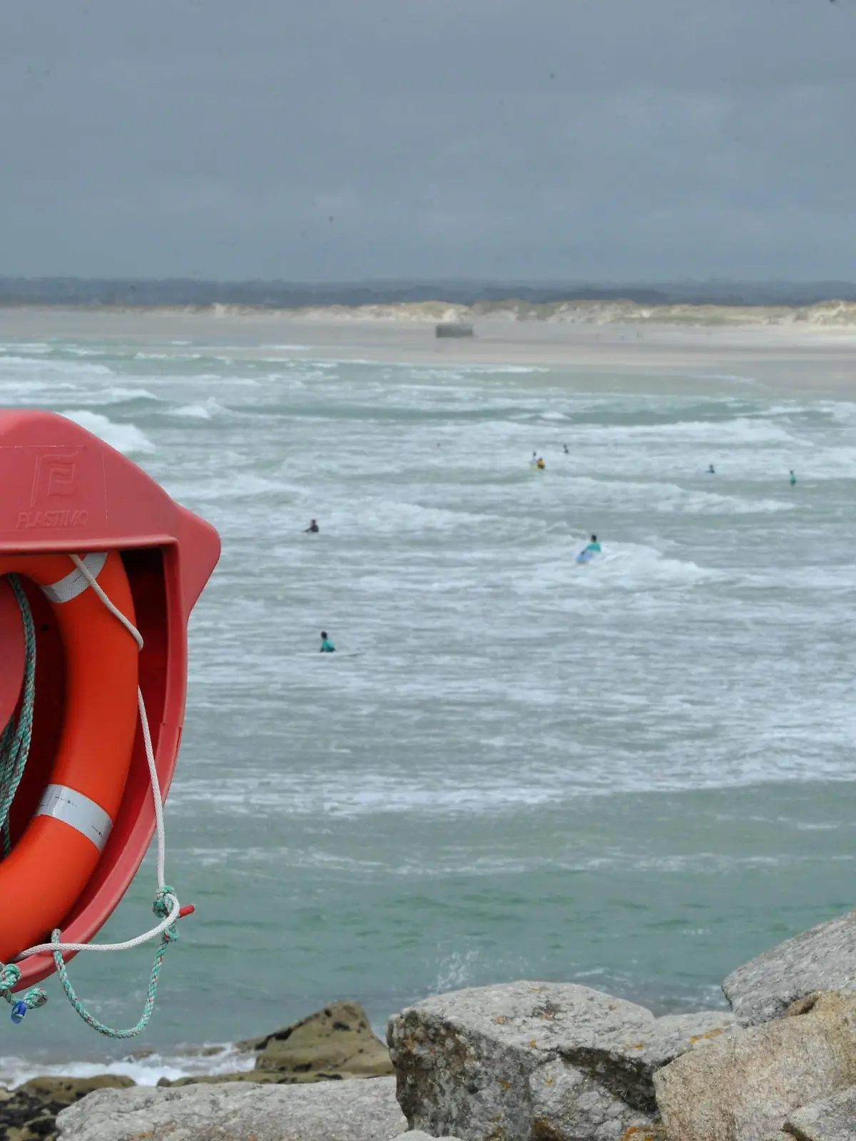 ©PHOTOPQR/LE TELEGRAMME ; PHOTO CLAUDE PRIGENT / LE TELEGRAMME. PLOMEUR (29) : Pointe de la Torche , sécurité en mer , danger , vagues , bords de mer , bouée de sauvetage . LE 05/05/2014