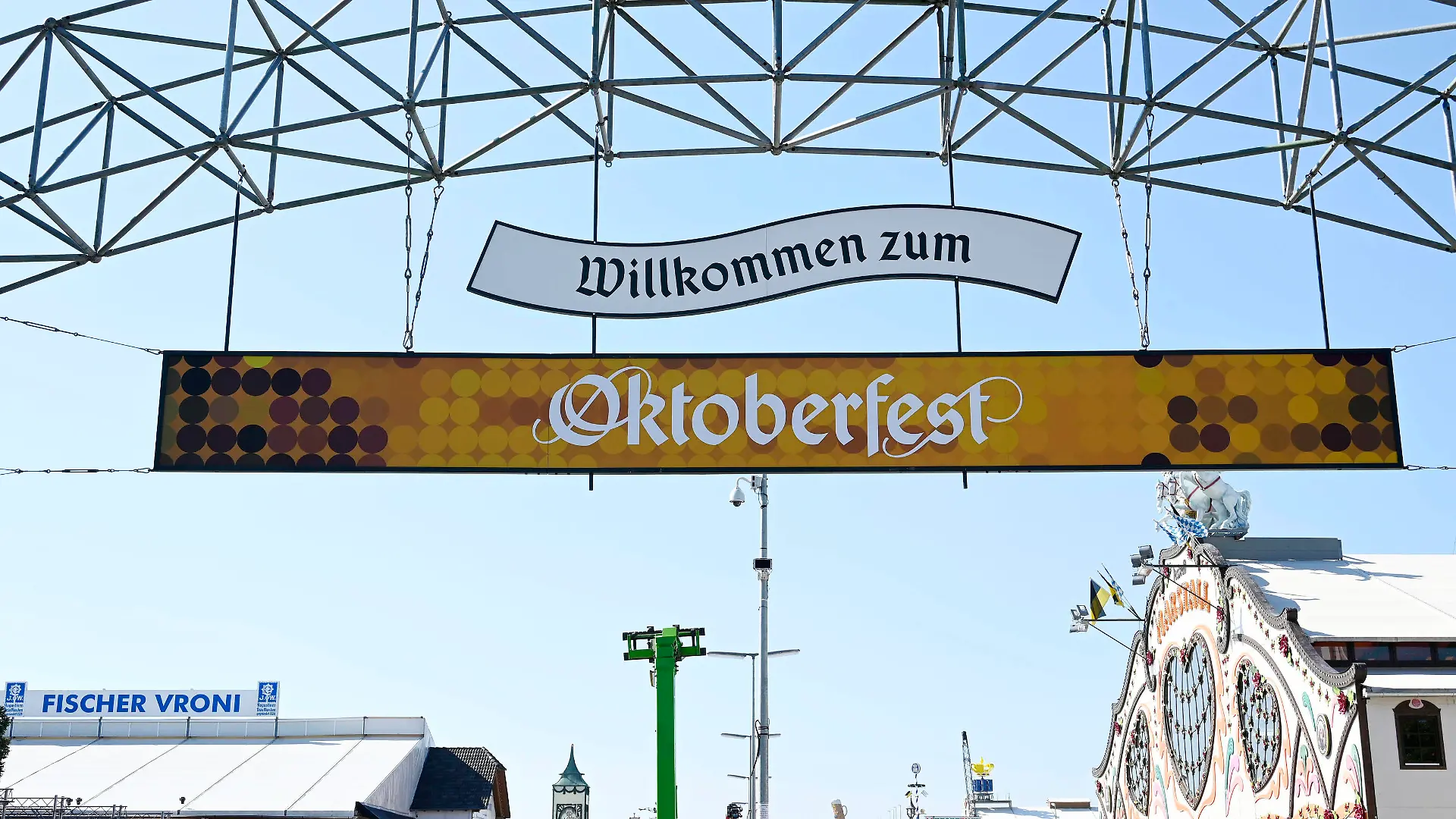  Oktoberfest München 2022 - Neuer Schriftzug nach 3-jähriger Corona-Pause auf der Theresienwiese. München, 25. August 2022 *** Oktoberfest Munich 2022 New sign after 3 year Corona break on the Theresienwiese Munich, 25 August 2022 Foto:xS.xAdamx/xFuturexImage