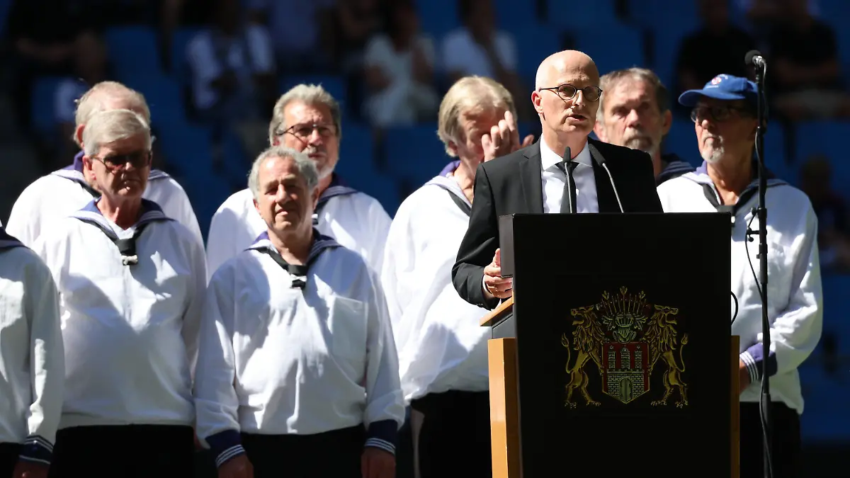 10.08.2022, Hamburg: Fußball: Hamburger SV, Trauerfeier für Uwe Seeler im Volksparkstadion. Peter Tschentscher, Erster Bürgermeister der Stadt Hamburg, spricht auf der Trauerfeier. Foto: Christian Charisius/dpa Pool/dpa +++ dpa-Bildfunk +++